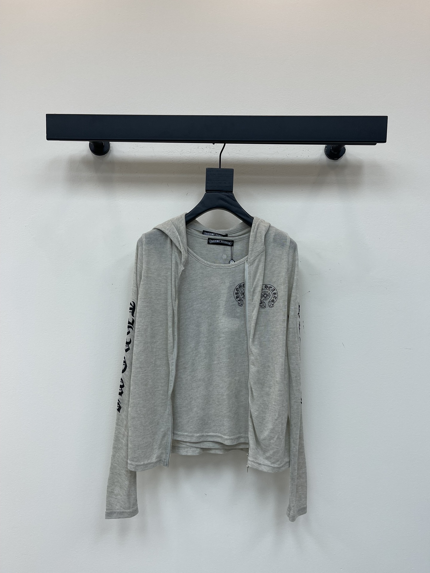 NO:456224,Chrome heart* Croxin Sanskrit printed sunscreen hooded zipper jacket + vest set!  The sunscreen shirt has soldered the slack feeling to a long time. The print behind it is very design-like, simple and durable, the loose style hides the flesh, and it is casual and comfortable to wear shorts. Take a casual shot, and the lazy atmosphere is directly full. It is suitable for staying at home or going out. Whoever wears it falls in love with it. It uses smooth, comfortable, breathable and elastic sunscreen fabric, and the upper body is cold!  SMLA, chrome hearts,chrome hearts, shorts, jackets & coats, hats, alexander wang19860909Chrome heart*克罗心梵文印花防晒连帽拉链外套+背心套装！防晒衫把松弛感焊死了.背后印花好有设计感,简约又耐看,宽松版型藏肉一绝,搭短裤随性又舒服.随手拍,慵懒氛围直接拉满,宅家or出街都适配,谁穿谁爱上.采用顺滑舒适透气有弹性的防晒面料,上身冰冰凉！SMLA,,chrome hearts,chrome hearts,shorts,jackets & coats,hats,alexander wang,Women's clothing