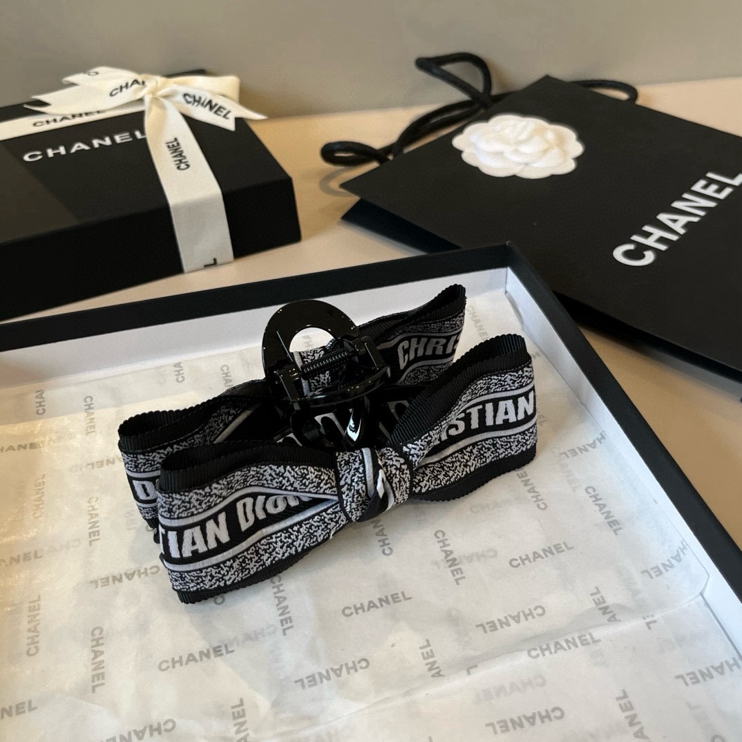 🆕 

Dior新款发夹