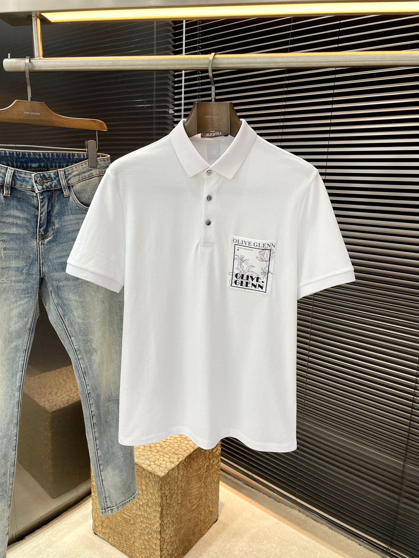 NO:477465,P Gucci (Gucci) has the latest POLO short-sleeved spring and summer 2025, using the latest cotton fabric, which is resistant to washing and not easy to fade, has a soft feel and soft and comfortable composition. Classic design style, special customization, simple cutting method, reflecting the extraordinary craftsmanship of workers, full of high-end fashion sense!  The style is quite good and casual and versatile. Size M-3XL is shipped the next day, gucci, gucci, T-shirt, alexander wang19860909P  Gucci（古驰）2025年春夏最新款POLO短袖,采用最新棉面料,耐水洗不易掉色,手感柔软、成分柔软舒适 经典设计风格 特殊定制 简单的裁剪方式拼接,体现出工人不凡的工艺,高端时尚感十足！版型相当赞休闲百搭款.尺码 M-3XL 隔天出货,,gucci,gucci,T-shirt,alexander wang,Men's clothing