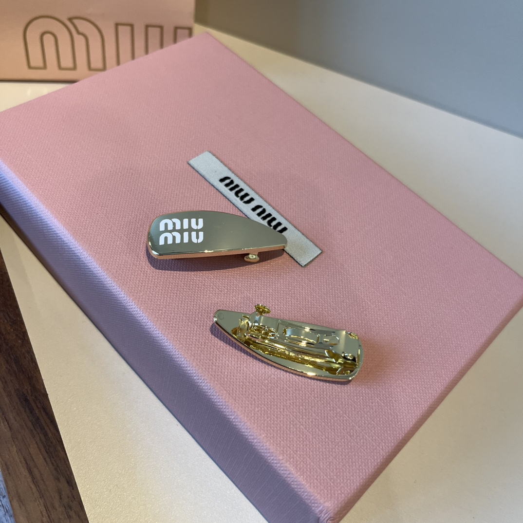 🆕（单个）

miumiu缪缪新款发夹