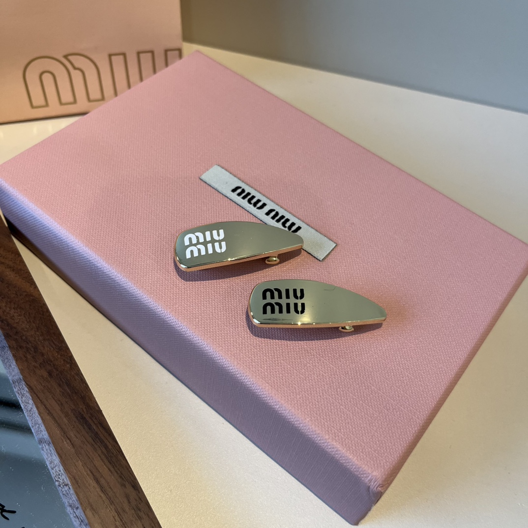 🆕（单个）

miumiu缪缪新款发夹