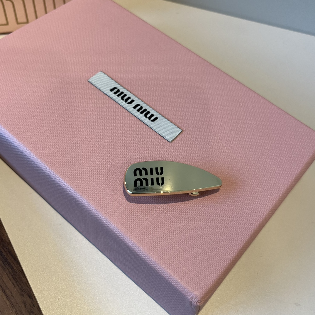 🆕（单个）

miumiu缪缪新款发夹