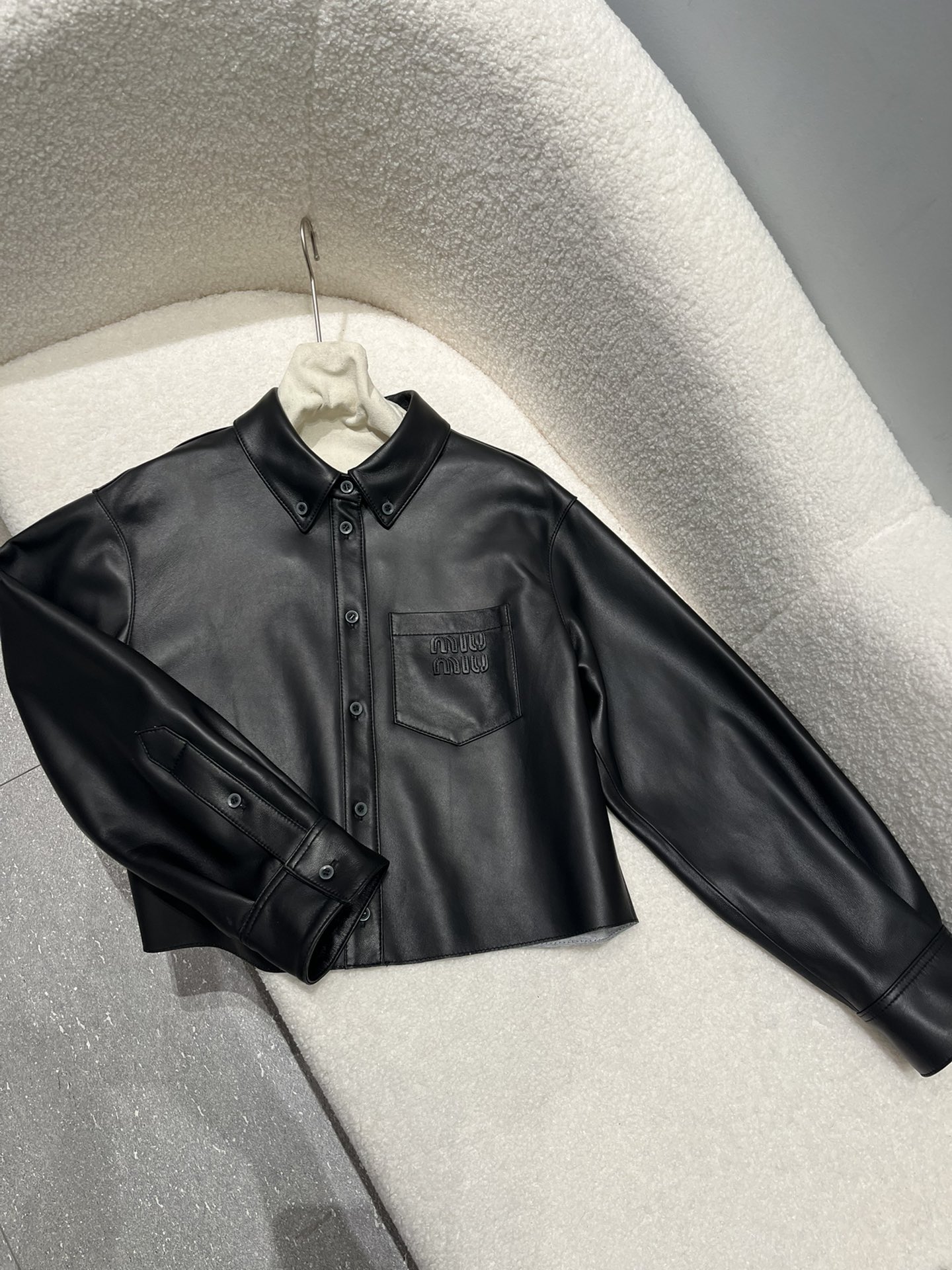 NO:777599,miumiu sheepskin shirt short design, the same composite technology as the counter, no lining design, the letter oil edge technology is very three-dimensional and exquisite, size S- Xxl, loose short version, Miumiu-clothing, miumiu, shirts, sheepskin,19860909miumiu羊皮衬衫短款设计,专柜同款复合工艺,没有里布设计,字母油边工艺很立体精致 尺寸S- Xxl码,宽松短款版型,缪缪-服装,miumiu,shirts,sheepskin,,Women's clothing