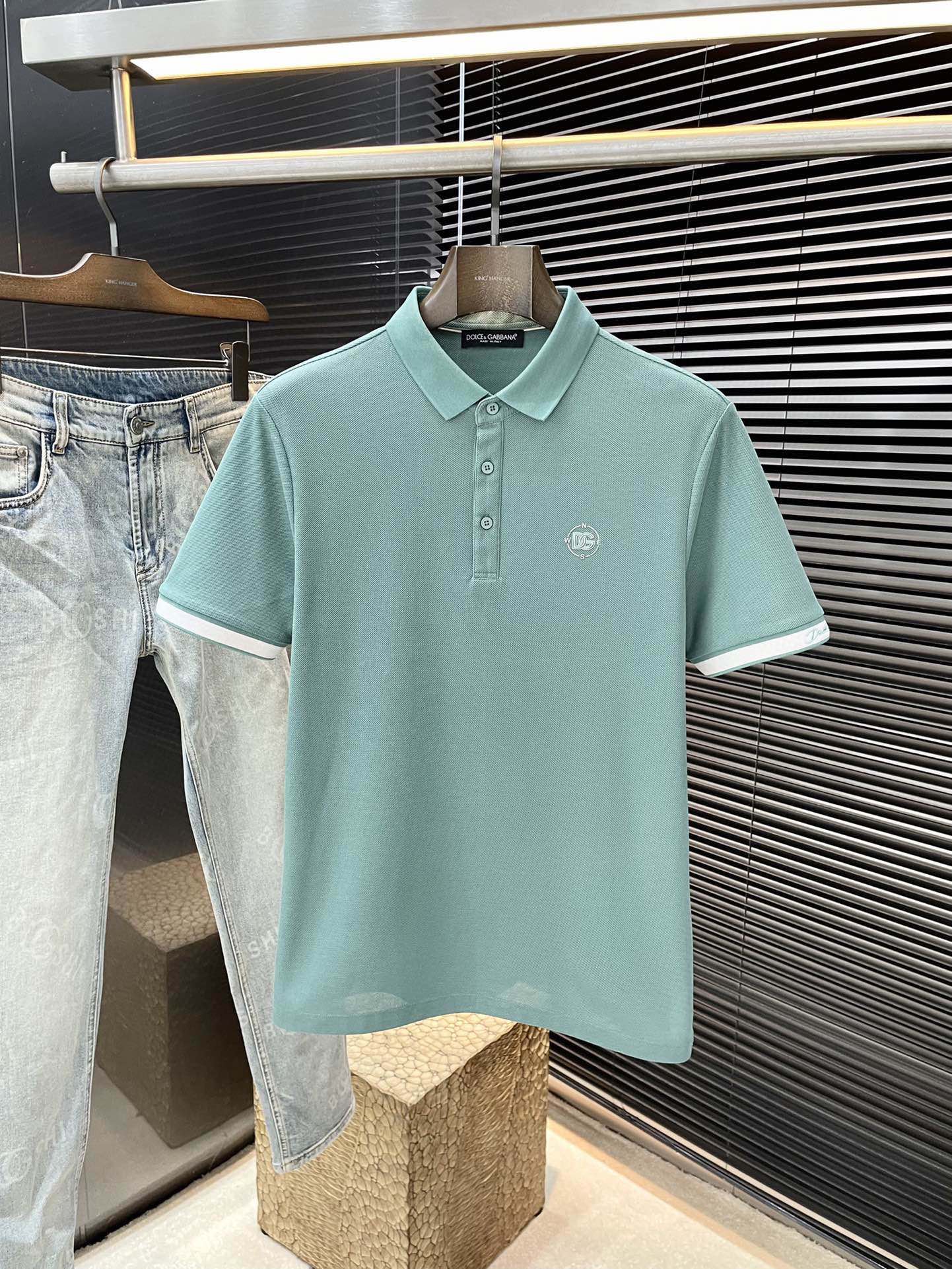 NO:477472,P Dolce & Gabbana-2025 latest POLO short-sleeved POLO short-sleeved fabric, which is resistant to washing and not easy to fade, soft and comfortable in the touch, classic design style, special customization, simple cutting method, reflecting the extraordinary craftsmanship of workers, full of high-end fashion sense!  The style is quite good and casual and versatile. Size M-3XL, Dolce & Gabbana, Dolce & Gabbana, T-shirt, alexander wang19860909P  Dolce&Gabbana-（杜嘉班纳）2025最新款POLO短袖,采用最新双面丝光珠地面料,耐水洗不易掉色,手感柔软、成分柔软舒适 经典设计风格 特殊定制 简单的裁剪方式拼接,体现出工人不凡的工艺,高端时尚感十足！版型相当赞休闲百搭款.尺码 M-3XL,,Dolce&Gabbana,Dolce&Gabbana,T-shirt,alexander wang,Men's clothing