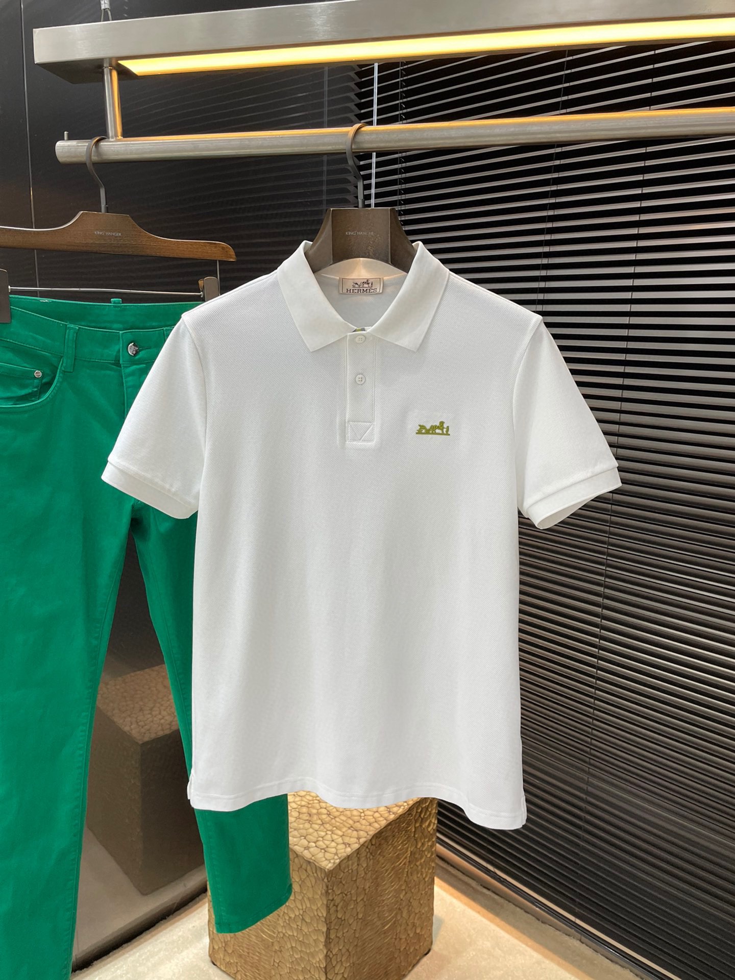 NO:477412,P HERMES (Hermes) 2025 latest POLO short-sleeved sleeves, using the latest mulberry silk fabric, which is resistant to washing and not easy to fade, has a soft feel and soft and comfortable composition. Classic design style, special customization, simple cutting and splicing, reflecting the extraordinary craftsmanship of workers, full of high-end and fashionable feeling!  The style is quite good at casual and versatile. Size M-3XL, hermes, hermes, T-shirt, alexander wang19860909P  HERMES（爱马仕）2025最新款POLO短袖,采用最新桑蚕丝面料,耐水洗不易掉色,手感柔软、成分柔软舒适 经典设计风格 特殊定制 简单的裁剪方式拼接,体现出工人不凡的工艺,高端时尚感十足！版型相当赞休闲百搭款.尺码 M-3XL,,hermes,hermes,T-shirt,alexander wang,Men's clothing