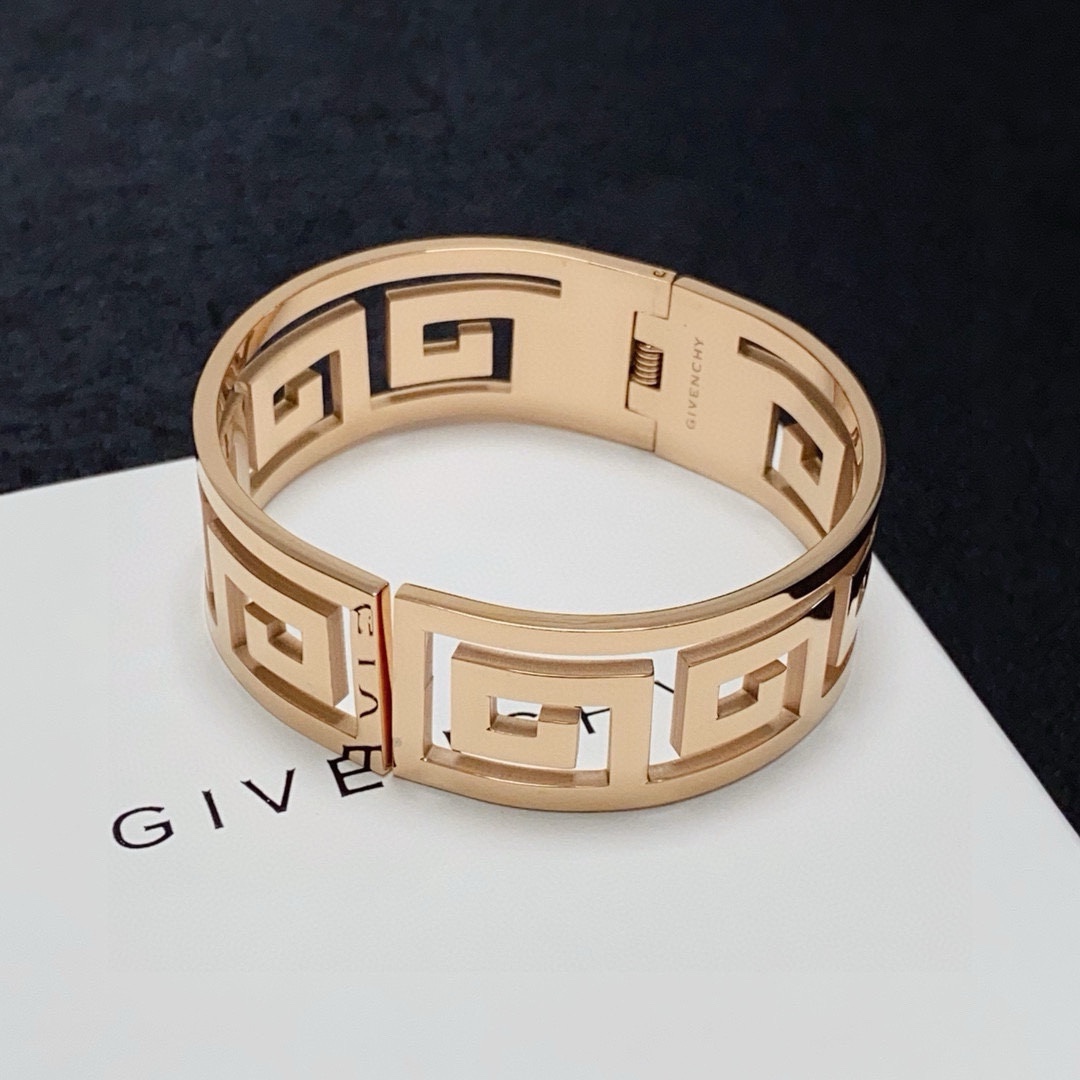 Givenchy and Blanche: Glamorous Aerobics by Obscurantist Sculptor. - 图片 4