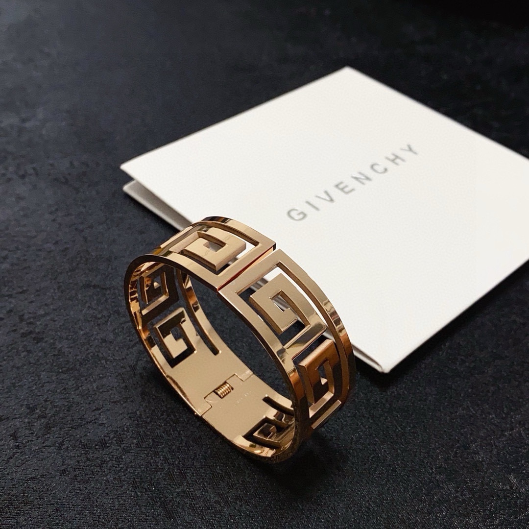Givenchy and Blanche: Glamorous Aerobics by Obscurantist Sculptor. - 图片 7
