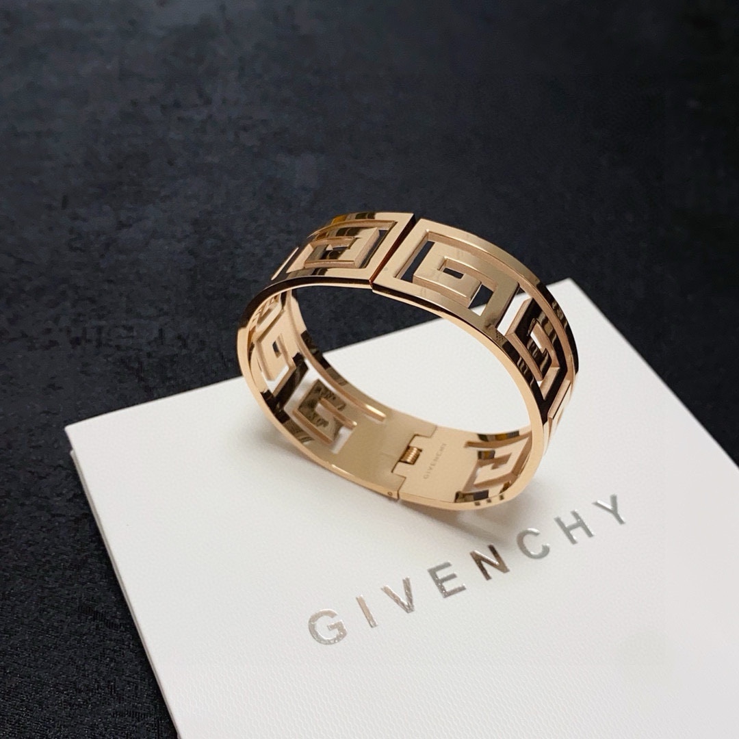 Givenchy and Blanche: Glamorous Aerobics by Obscurantist Sculptor. - 图片 6
