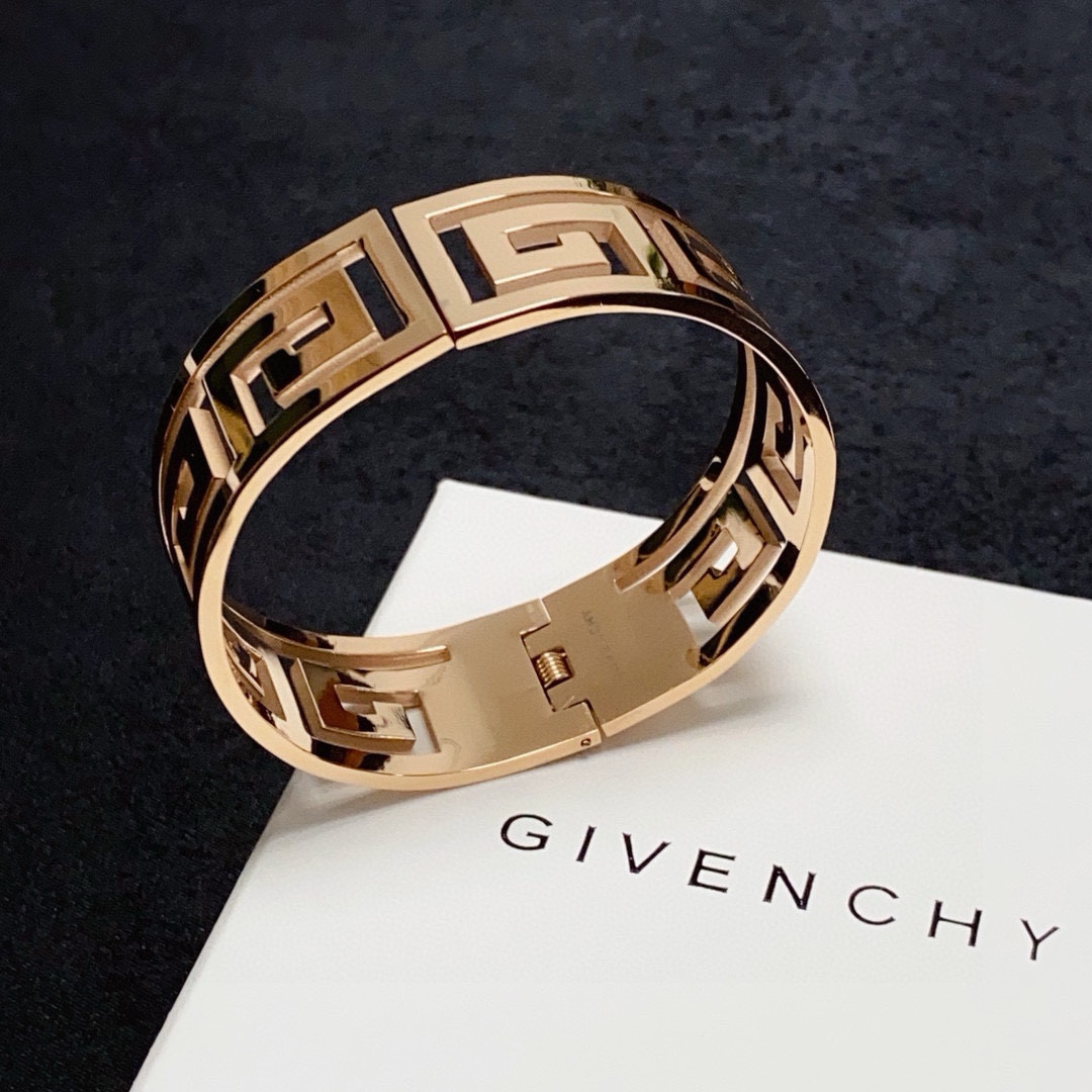 Givenchy and Blanche: Glamorous Aerobics by Obscurantist Sculptor. - 图片 8