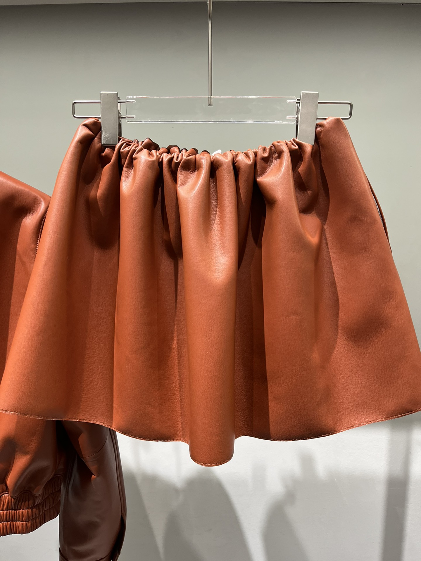 NO:872224,miumiu sheepskin suit, the same type of composite craftsmanship at the counter without lining, the hardware buttons all have logos, and the letters have oil edges, very three-dimensional skirt, Miumiu-clothing, miumiu, skirts, sheepskin,19860909miumiu羊皮套装,专柜同款复合工艺没有里布,五金纽扣都带logo,字母做了油边工艺,非常立体 裙,缪缪-服装,miumiu,skirts,sheepskin,,Women's clothing