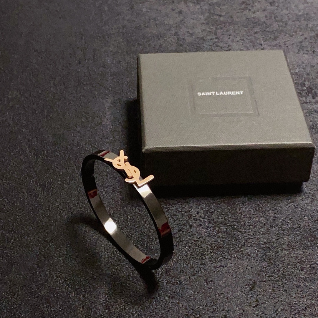 Luxury Fashion Icon: YSL St. Roland Rose Gold Watch Review - 图片 9