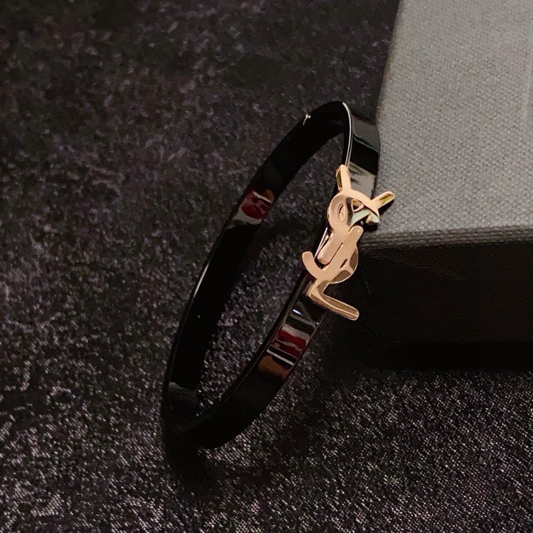 Luxury Fashion Icon: YSL St. Roland Rose Gold Watch Review - 图片 4