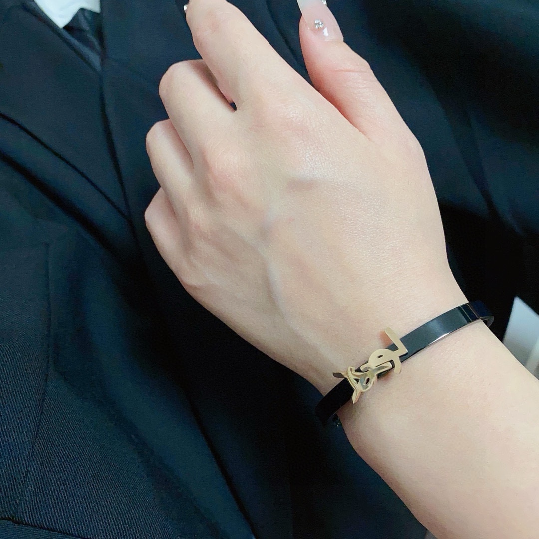 Luxury Fashion Icon: YSL St. Roland Rose Gold Watch Review - 图片 1