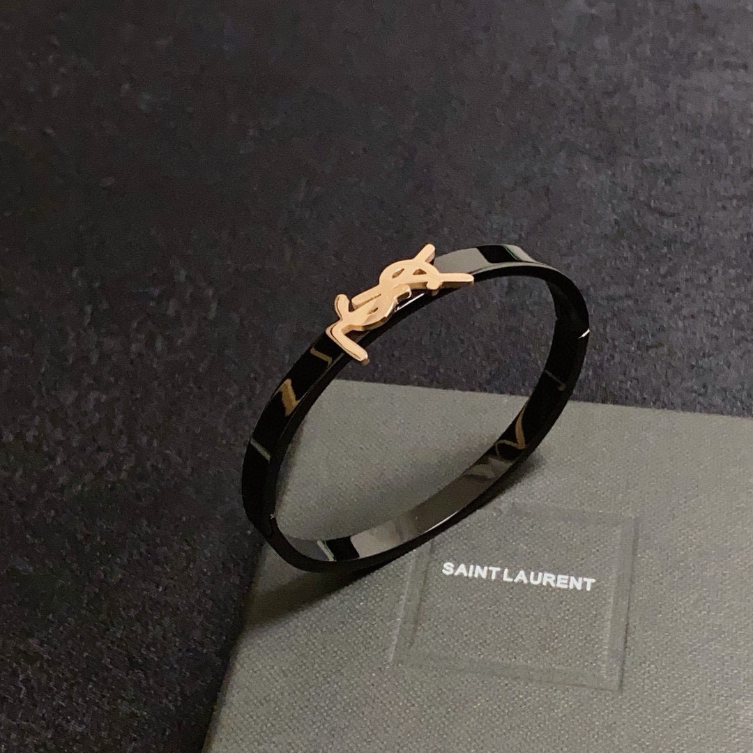 Luxury Fashion Icon: YSL St. Roland Rose Gold Watch Review - 图片 7