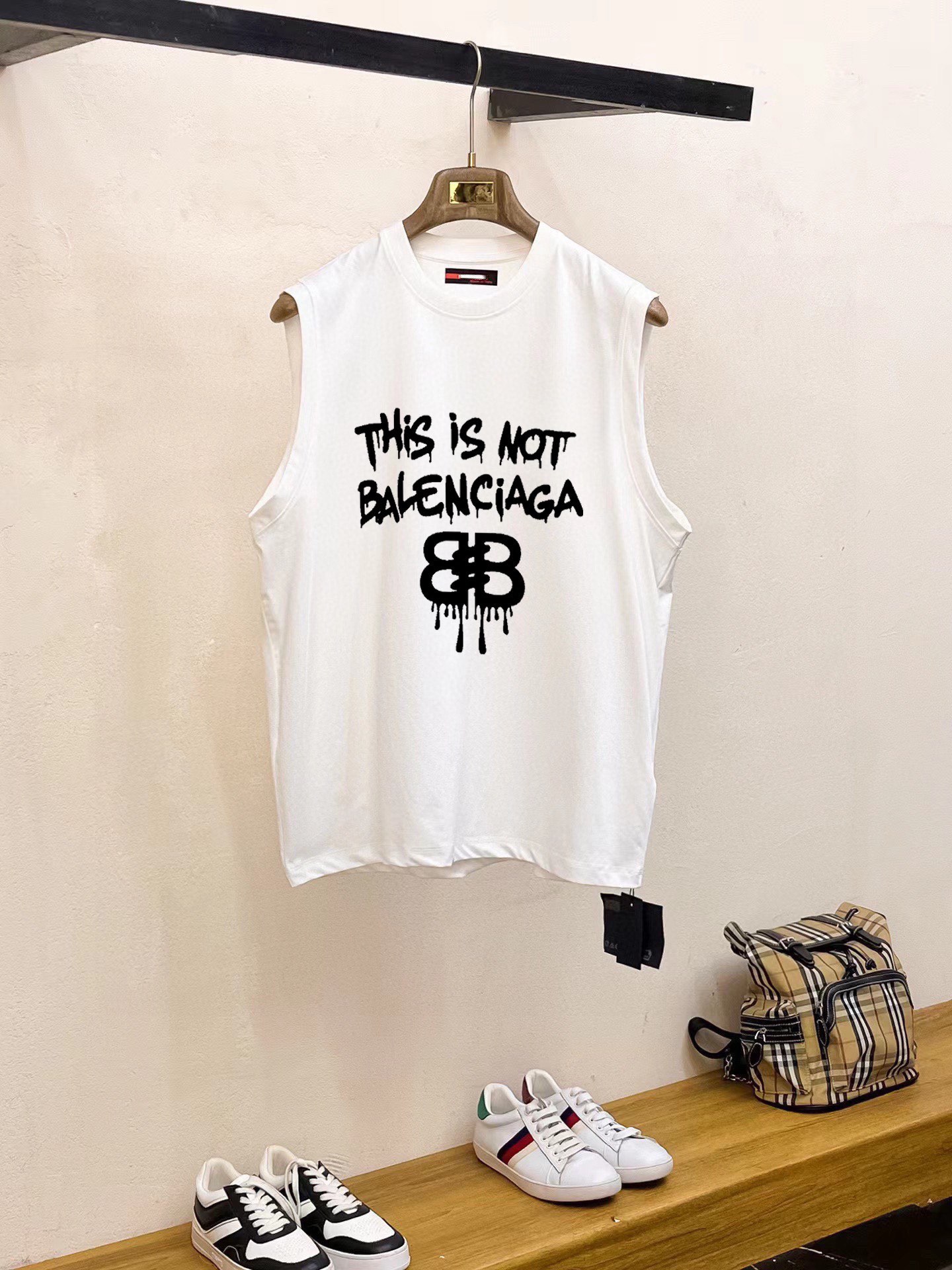 Balenciaga 品牌【BALENCIAGA 巴黎世家】2025夏季新品背心T袖 简约款式 任何人都可以轻松驾驶 进口定制丝光棉面料 手软舒适有型 吸汗透气