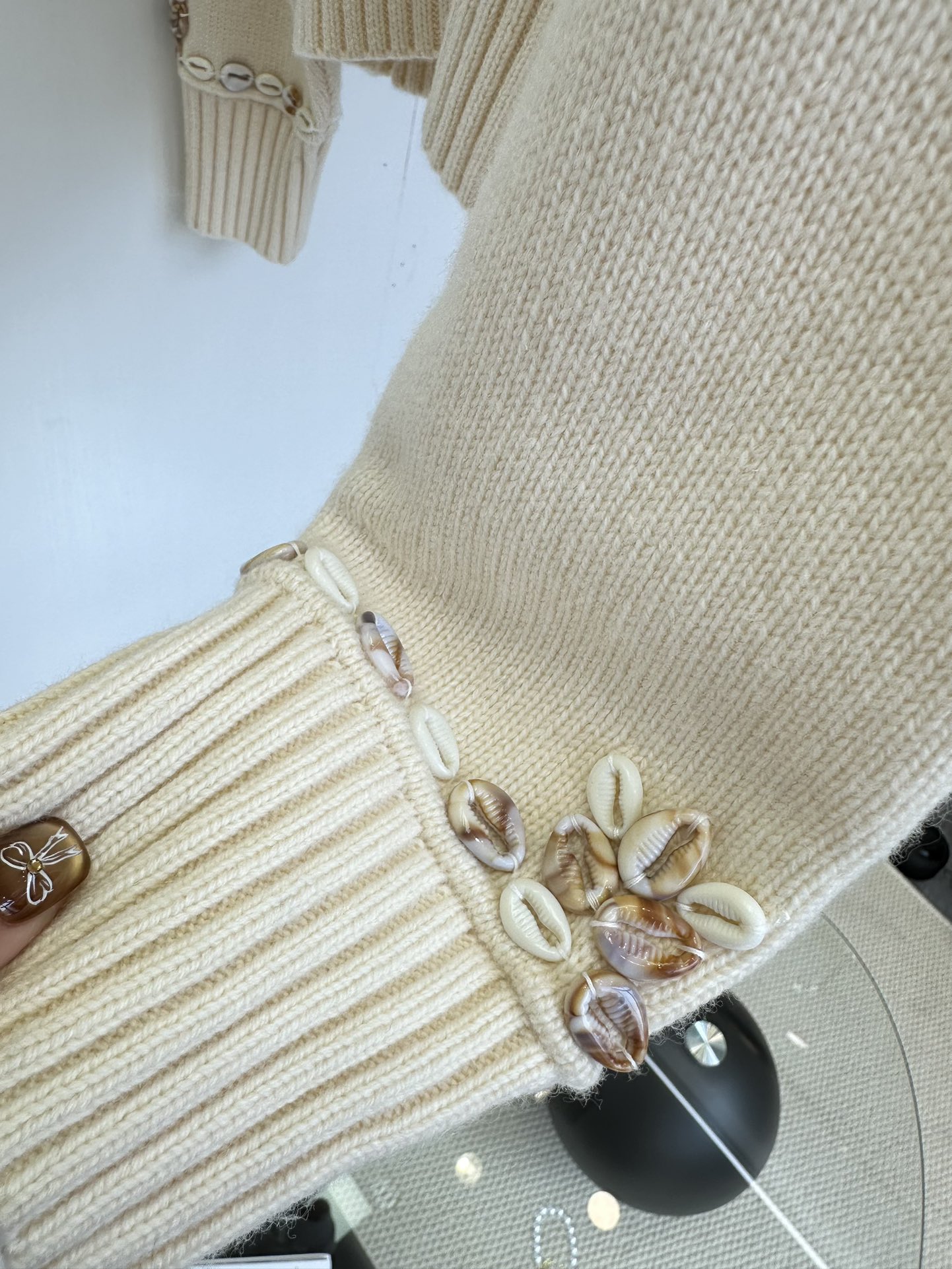 Handmade V-Neck Cashmere Cardigan with Seashell Embellishments - Cream White 6 i1753538529 1269 4