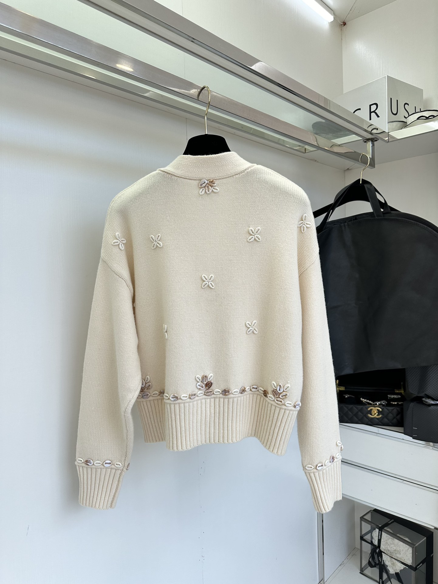 Handmade V-Neck Cashmere Cardigan with Seashell Embellishments - Cream White 3 i1753538529 2189 1