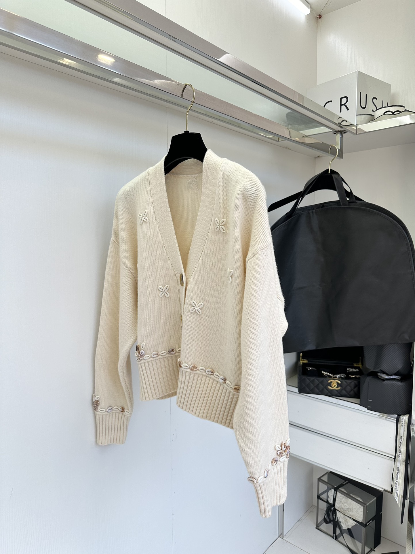 Handmade V-Neck Cashmere Cardigan with Seashell Embellishments - Cream White 4 i1753538529 2404 2
