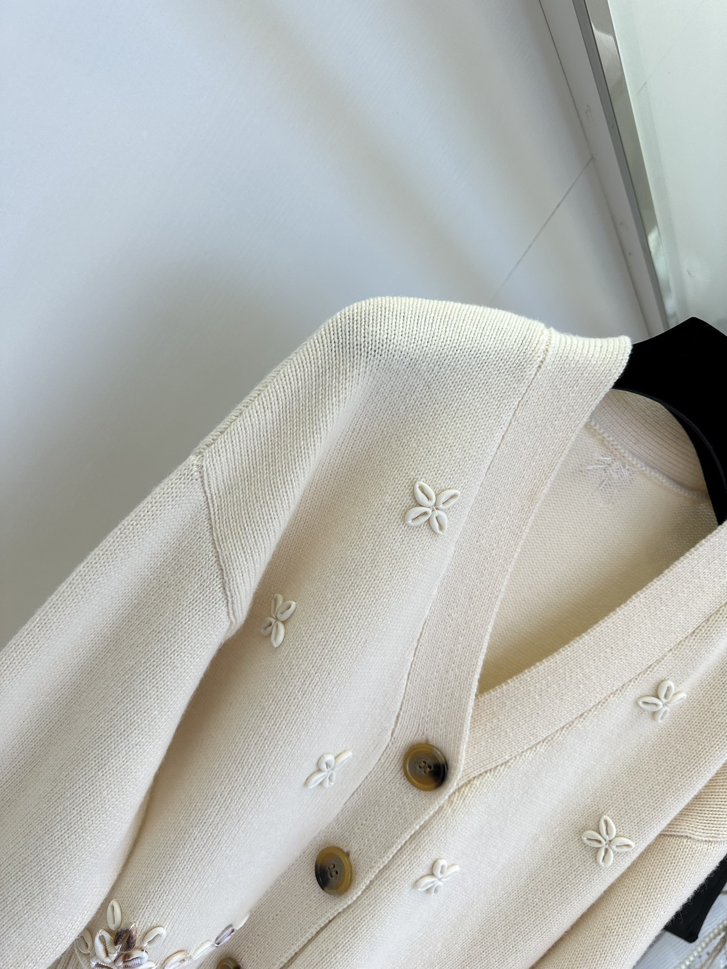 Handmade V-Neck Cashmere Cardigan with Seashell Embellishments - Cream White 8 i1753538529 5649 6