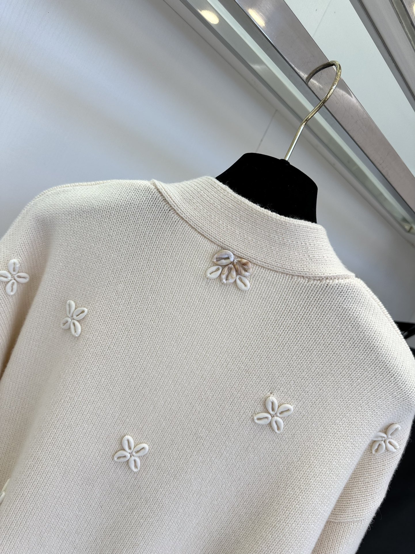 Handmade V-Neck Cashmere Cardigan with Seashell Embellishments - Cream White 7 i1753538529 7231 5