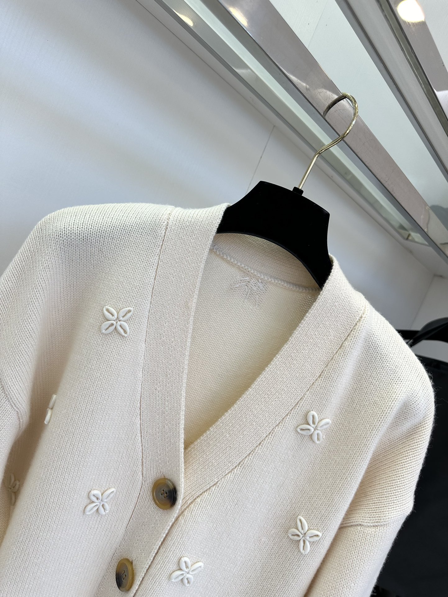 Handmade V-Neck Cashmere Cardigan with Seashell Embellishments - Cream White 5 i1753538529 9059 3