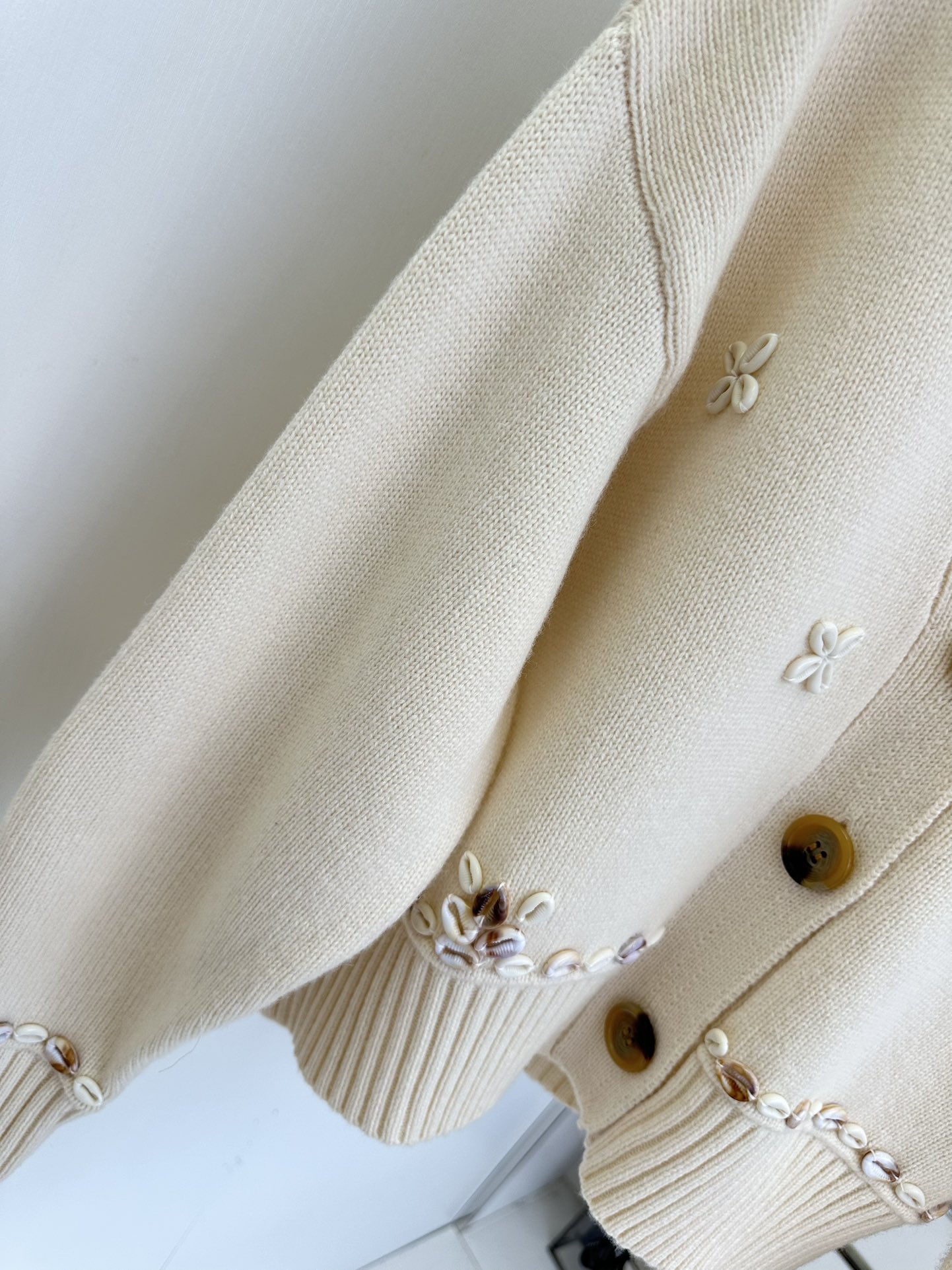 Handmade V-Neck Cashmere Cardigan with Seashell Embellishments - Cream White 9 i1753538529 9627 7