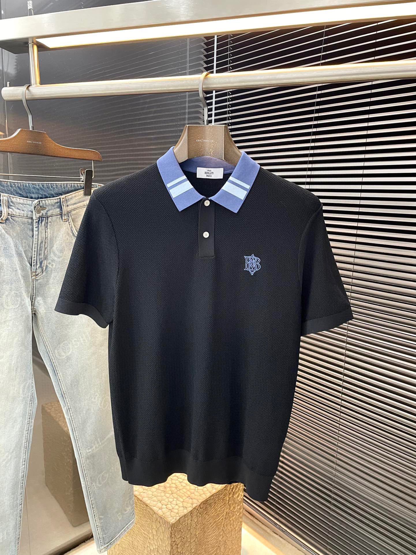 NO:477419,P BERLUTI (Bruti) 2025 spring and summer latest POLO short sleeves, using the latest Yilit fabric, soft feel, soft and comfortable ingredients, classic design style, special customization, simple cutting method splicing, reflecting the extraordinary craftsmanship of workers, full of high-end fashion sense!  The style is quite good and casual and versatile. Size M-3XL, T-shirt, alexander wang19860909P  BERLUTI（布鲁提）2025春夏最新款POLO短袖,采用最新伊力特面料 手感柔软、成分柔软舒适 经典设计风格 特殊定制 简单的裁剪方式拼接,体现出工人不凡的工艺,高端时尚感十足！版型相当赞休闲百搭款.尺码 M-3XL,,T-shirt,alexander wang,Men's clothing