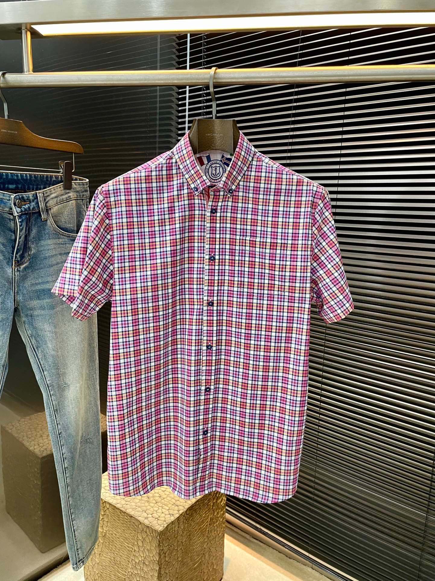 NO:477426,P Thom Brwne- (Tom Brown) 2025 spring and summer new product, same style as celebrities. While reinterpreting classic elements, the latest trendy accessories are favored by fashion people. The simple style makes you more personalized, and the cotton fabric shows an elegant and gentlemanly style. The special shirt fabric presents you with a different hi-tail shirt. It is soft and skin-friendly, with a smooth and delicate feel, straight dressing, and a SLIM FIT cut. It is absolutely crisp and handsome!  It is a slim style. It is a good choice for versatile daily or business occasions. It is high-quality, perfect and handsome in business and casual!  Size 48-58, thom browne,shirts,alexander wang19860909P  Thom Brwne-（汤姆布朗）2025春夏新品 明星同款 重新诠释经典元素的同时,最新潮流配饰 时尚人士的青睐 简约的风格令您更具个性,棉面料展现典雅绅士风范.特殊的衬衫面料为你呈现不一样的高定衬衣 绵软亲肤,手感柔滑细腻,穿着笔挺,剪裁属于SLIM FIT 绝对挺括帅气的版型！属于修身款式 百搭日常或者商务场合都是很好的选择,高品质的,商务休闲完美帅气驾驭！尺码 48-58,,thom browne,shirts,alexander wang,Men's clothing