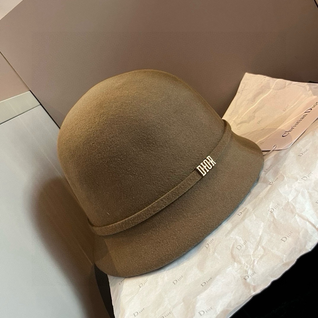 NO:359073,Khaki Dior wool pot hat with autumn and winter, very fashionable style!  Different from the past, this exquisite and simple style is even more impressive. It is an irregular hat type and a must-have item for airport show!  Very versatile!  Black and white inner silk silk fabric with embroidered logo Material: wool Head circumference: 57cm hat Straw hat Fisherman hat Baseball hat, hat, dior, dior, espadrilles, real silk, silk fabric, hats卡其 Dior迪奥 秋冬款羊毛盆帽, 很洋气的款式呦！跟以往不同的风格,这款精致简约 更深得我心,不规则帽型 机场秀必备单品！ 特别百搭呦！黑 白两色 内里绸缎真丝面料,带刺绣logo 材质:羊毛 头围:57cm帽子草帽渔夫帽棒球帽,帽子,dior,dior,espadrilles,real silk,silk fabric,hats,hat