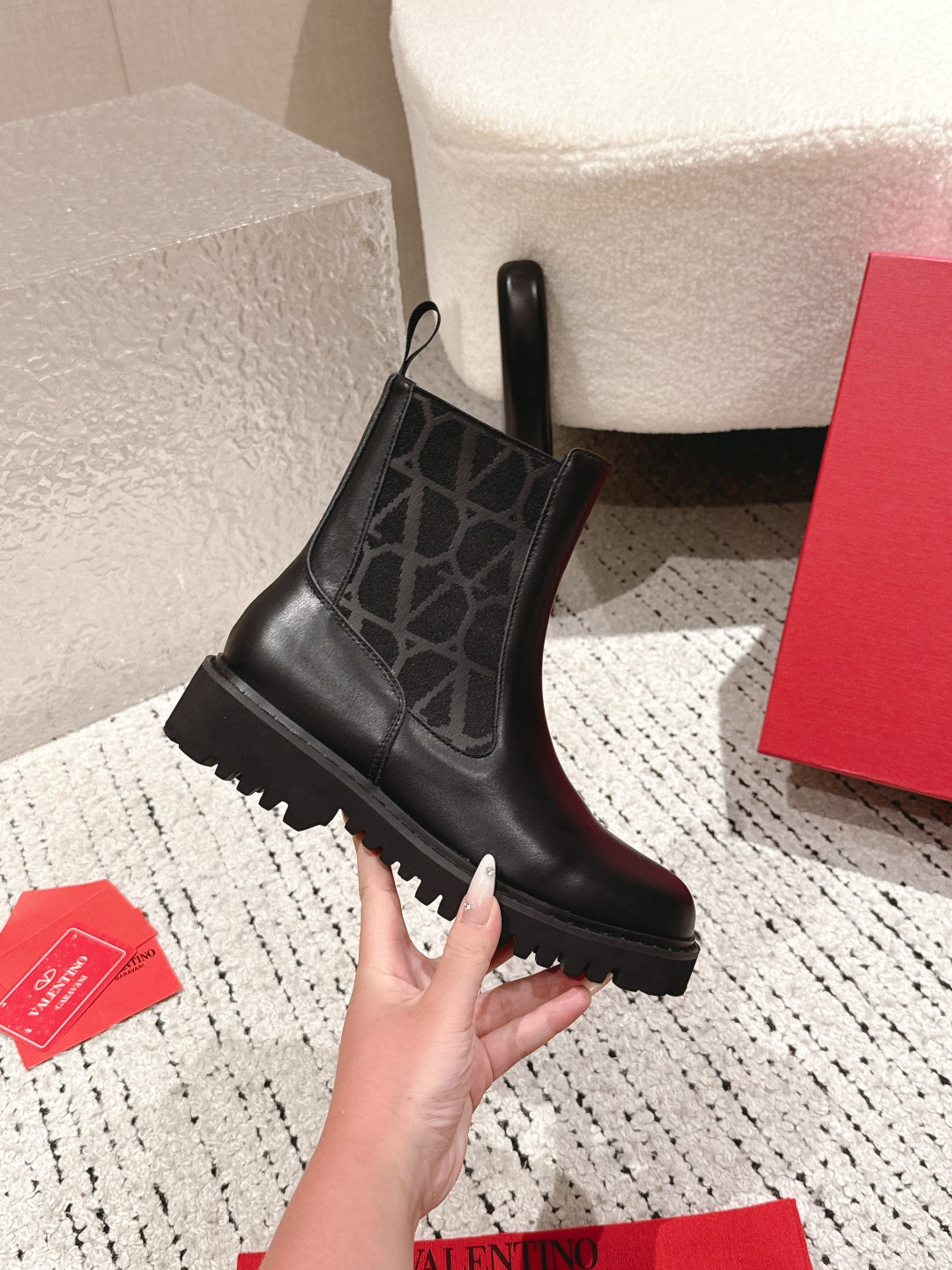 NO:448808,Valentino. The latest series of V-home hot element short boots. The feet are elegant and luxurious. The details are perfect. Exquisite and durable. You can match beautiful clothes in spring, summer, autumn and winter. Fabric: Original custom calf leather upper with brand logo elastic rubber reinforcement. Original cowhide inner lining. Cowhide foot pads. Original open mold logo wear-resistant rubber combination sole. 3 colors into SIZE35-40. (41 can be customized without return or exchange) configuration counter original packaging!  ,boots,valentino,valentino,boots,cowhide19860909Valentino.华伦天奴专柜最新系列V家火爆元素短靴. 上脚大气奢华艳丽. 细节完美. 精致耐看. 可任意配搭春夏秋冬美丽服饰. 面料:原版定制小牛皮鞋面搭配品牌Logo松紧橡筋. 原版牛皮内里.牛皮垫脚. 原版开模Logo耐磨绒橡胶组合大底.3色入SIZE35一40.（41可订做不退换）配置专柜原版包装！,靴子,valentino,valentino,boots,cowhide,Women's Shoes