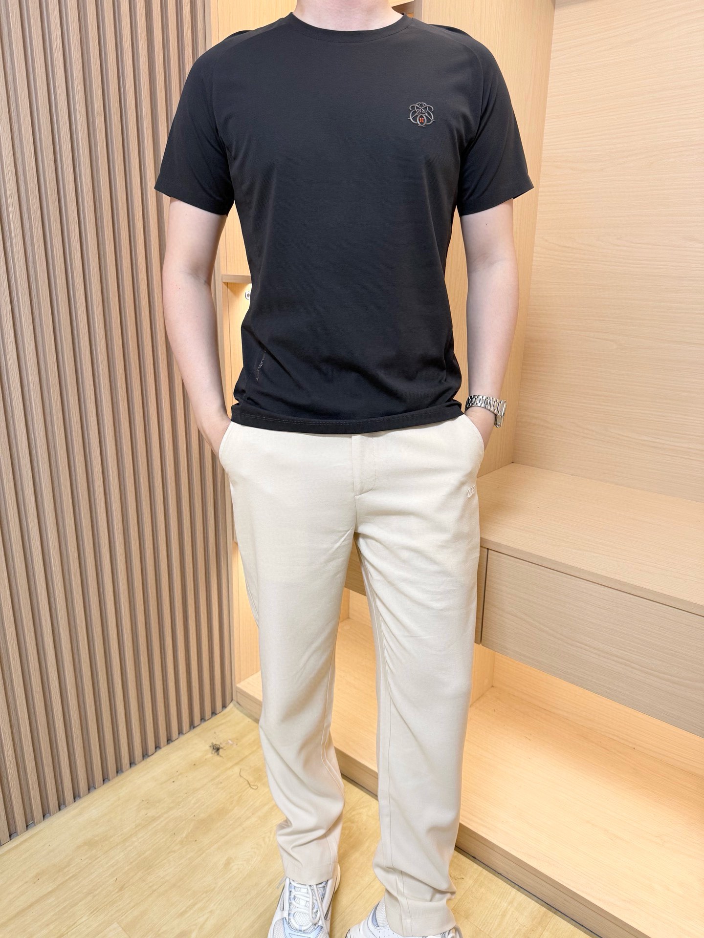 NO:480218,Hermes - the latest hot T-shirts shipped in 2025, and hot-selling items in Europe and the United States!  Selected Italian imported fine cotton fabrics with fashionable designs, the exquisite H logo on the chest highlights the charm You are definitely worth having. Number 48-56 (model 180/wear 50, with Hong Kong Lane Crawford gift box packaging), hermes,tees, t-shirt, alexander wang19860909爱马仕-2025最新爆款T恤出货 欧美热销单品！精选意大利进口精棉面料搭配时尚的设计,胸前精致的H标志彰显韵味 您绝对值得拥有.码数48-56（模特180/穿50,配香港连卡佛礼盒包装）,,hermes,tees，t-shirt,alexander wang,Men's clothing