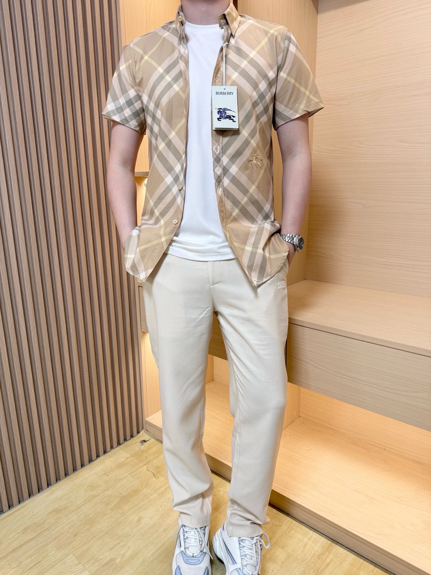 NO:480200,Burberry-2025 counter latest shirts are shipped, and European and American counters are on sale simultaneously!  Selected Italian custom-made cotton fabrics with the latest contrasting fine plaid design, simple and elegant, and are very suitable for business and casual. S-2XL (model 180/wear M code, with Hong Kong Lane Crawford gift box packaging), burberry, alexander wang19860909巴宝莉-2025专柜最新衬衣出货 欧美专柜同步发售！精选意大利定制精棉面料搭配最新的撞色细格纹设计,简约大方 商务休闲都非常适合.码数S-2XL（模特180/穿M码,配香港连卡佛礼盒包装）,,burberry,alexander wang,Men's clothing