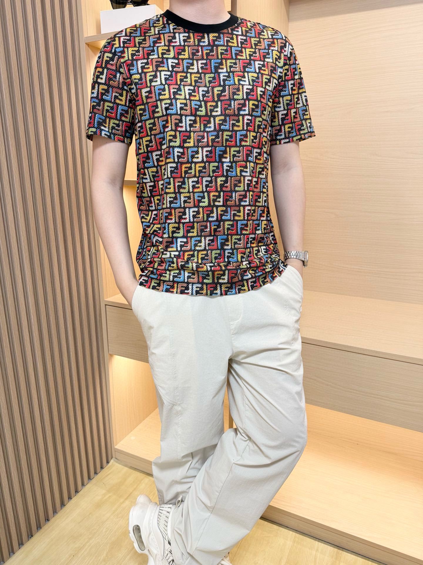 NO:480225,Fendi - The latest hot T-shirts in 2025 are shipped, and the best-selling items in Europe and the United States!  Selected Italian imported breathable mesh fabrics with the latest design, the unique brand logo of the whole body shows fashion, the upper body effect can be seen. The number of codes is 48-56 (model 180/wear 50, with Hong Kong Lane Crawford gift box packaging), fendi,tees, t-shirt,alexander wang19860909芬迪-2025最新爆款t恤出货 欧美热销单品！精选意大利进口透气网纱面料搭配最新的设计,通体的独特品牌logo彰显时尚 上身效果看得见.码数48-56（模特180/穿50,配香港连卡佛礼盒包装）,,fendi,tees，t-shirt,alexander wang,Men's clothing