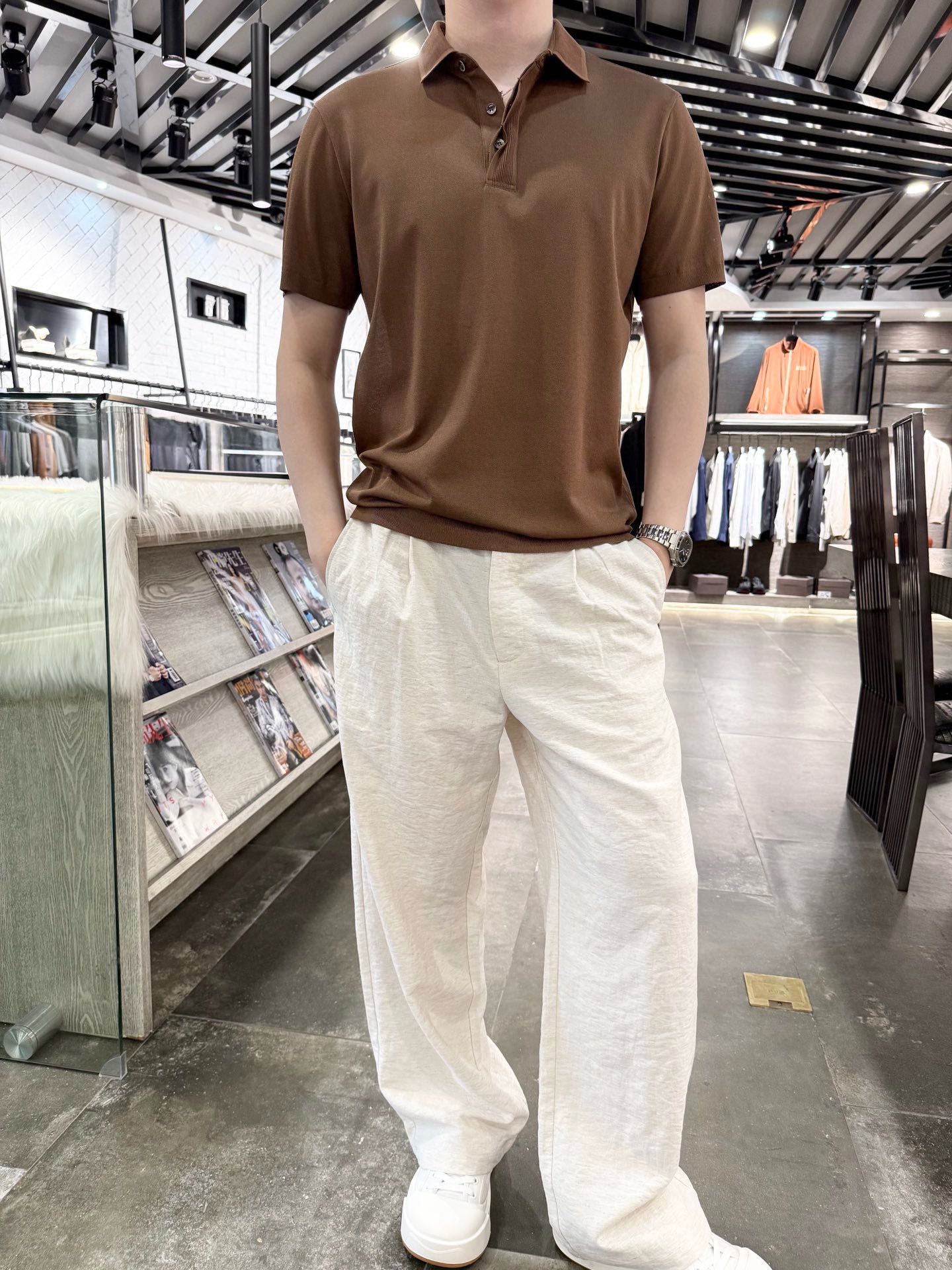 NO:480246,Jenia-2025 Lapel Short Sleeve Polo Fixed Weaving Fixed Dyeing Fabric # Ultra-thin and Ultra-breathable Fabric is made of polyester fiber and cotton and linen blended. Its characteristics mainly include the following aspects: 1. Physical characteristics The combination of high-strength polyester fiber and cotton fiber makes the fabric have higher strength and can withstand greater external forces without easy damage. Polyester fiber with good elastic recovery ability, allowing the fabric to quickly return to its original state during use. Polyester fiber and cotton fiber have good wear resistance, making the fabric more durable. The addition of good breathability cotton fiber improves the breathability of polyester fiber and makes the fabric more comfortable. 2. Comfort and applicability The addition of skin-friendly and breathable cotton fiber makes the fabric more skin-friendly and breathable, suitable for summer clothing or close-fitting clothing. Easy-washing and fast-drying polyester fiber has good quick-drying properties, making the fabric easy to clean and dry quickly.  The wrinkle resistance and conformality of the anti-wrinkle-free polyester fiber makes the fabric less likely to wrinkle. Size 48-56 (model 180/wear 50, with Hong Kong Lane Crawford gift box packaging), zegna, T-shirt, alexander wang19860909杰尼亚-2025翻领短袖polo定织定染面料#超薄超透气 面料采用聚酯纤维加棉加麻混纺而成,特点主要包括以下几个方面 1.物理特性 强度高聚酯纤维和棉纤维的结合使得面料具有较高的强度,能够承受较大的外力而不易破损. 弹性好聚酯纤维具有良好的弹性恢复能力,使得面料在使用过程中能够迅速恢复原状. 耐磨性好聚酯纤维和棉纤维都具有较好的耐磨性,使得面料更加耐用. 透气性良好棉纤维的加入改善了聚酯纤维的透气性,使得面料更加舒适. 2.舒适性和适用性 亲肤透气棉纤维的加入使得面料更加亲肤透气,适合用于夏季服装或贴身衣物. 易洗快干聚酯纤维具有良好的快干特性,使得面料容易清洗且干燥迅速. 抗皱免烫聚酯纤维的抗皱性和保形性使得面料不易起皱. 尺码48-56(模特180/穿50,配香港连卡佛礼盒包装）,,zegna,T-shirt,alexander wang,Men's clothing