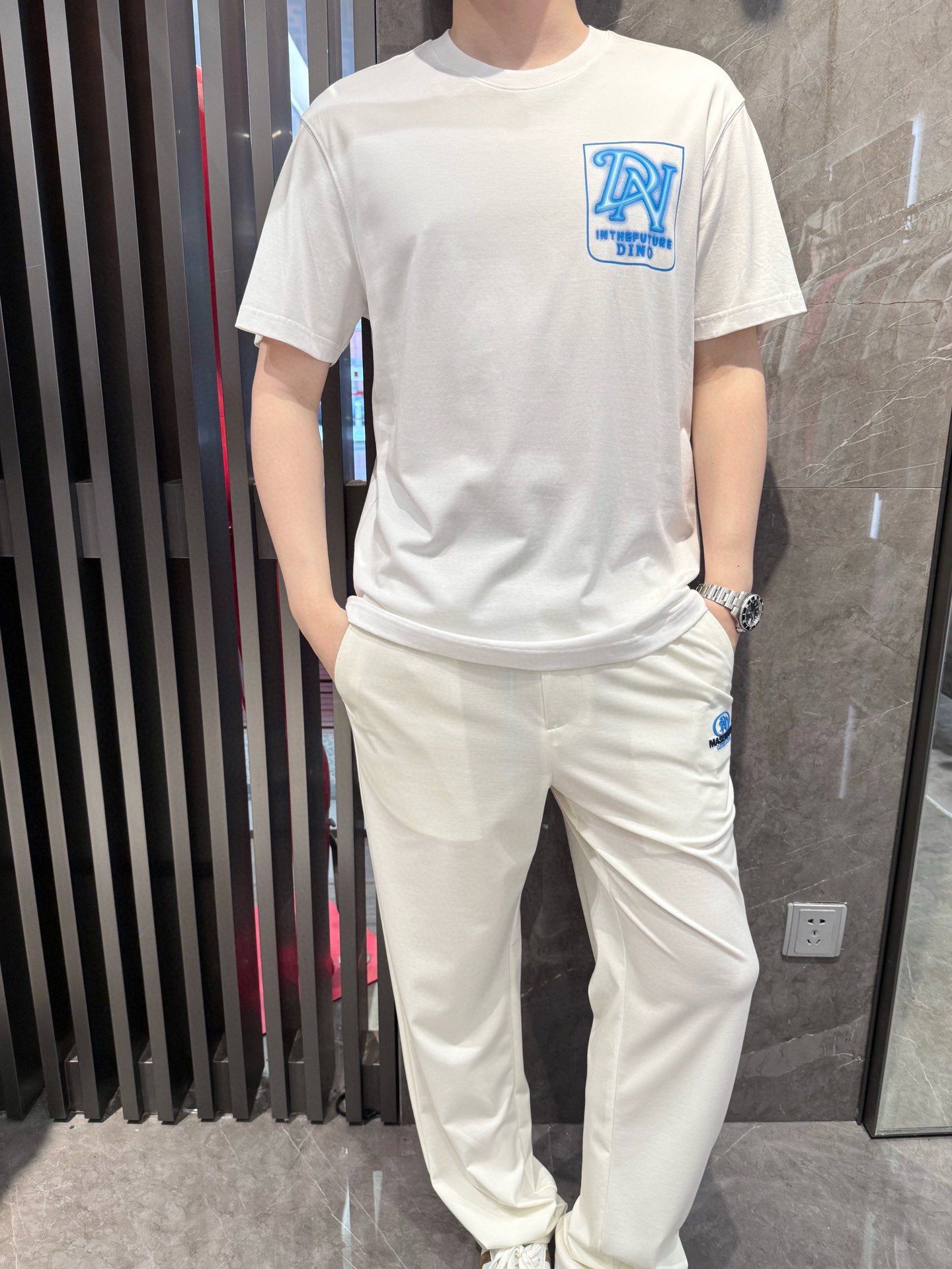 NO:480266,Dino luxury products - brand authentic 2025 latest round neck T-shirt shipment, hot-selling items in Europe and the United States!  Selected Italian imported brands to customize 100% European cotton fabrics!  The brand digital print on the chest is matched with the latest design to highlight fashion!  Number of codes 48-56 (model 180/wear 50, with Hong Kong Lane Crawford gift box packaging), tees, t-shirt, alexander wang19860909Dino奢品-品牌正品2025最新圆领T恤出货 欧美热销单品！精选意大利进口品牌定制百分百欧货棉面料！胸口的品牌数码印花搭配最新的设计,彰显时尚 ！码数48-56（模特180/穿50,配香港连卡佛礼盒包装）,,tees，t-shirt,alexander wang,Men's clothing