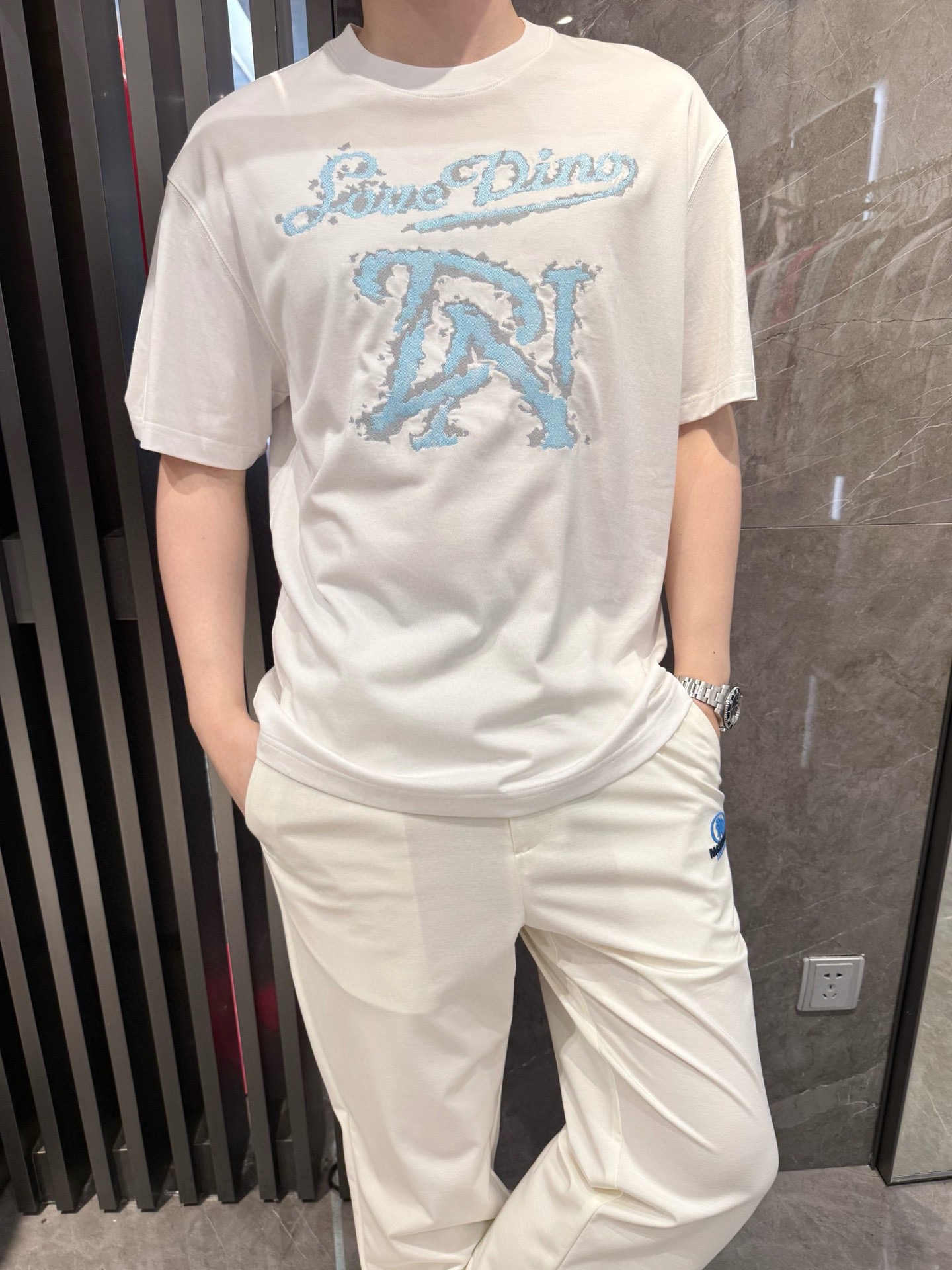 NO:480271,Dino luxury products - brand authentic 2025 latest round neck T-shirt shipment, hot-selling items in Europe and the United States!  Selected Italian imported brands to customize 100% European cotton fabrics!  The brand print on the chest is matched with the latest design to highlight fashion!  Number of codes 48-56 (model 180/wear 50, with Hong Kong Lane Crawford gift box packaging), tees, t-shirt, alexander wang19860909Dino奢品-品牌正品2025最新圆领T恤出货 欧美热销单品！精选意大利进口品牌定制百分百欧货棉面料！胸口的品牌印花搭配最新的设计,彰显时尚 ！码数48-56（模特180/穿50,配香港连卡佛礼盒包装）,,tees，t-shirt,alexander wang,Men's clothing