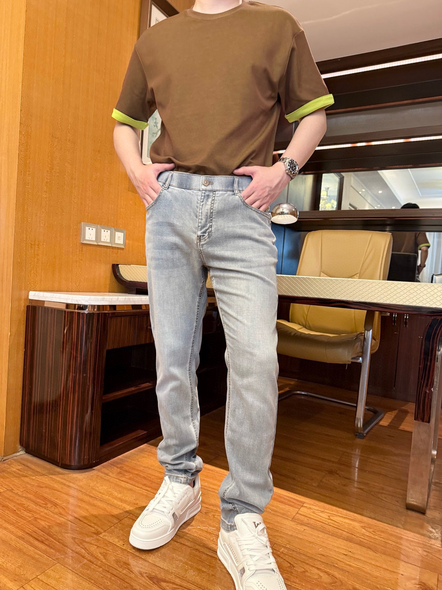 NO:480226,Saint Laurent - the latest jeans in 2025 arrive in stock and are available in Europe and the United States!  Selected Italian imported tannins fabrics with a straight slim fit design, the brand logo on the back pocket and the latest leather logo show off their taste, business and casual are very suitable. Size 29-38 (model 180/wear 33, with Hong Kong Lane Crawford gift box packaging), saint laurent, jeans, alexander wang19860909圣罗兰-2025最新款牛仔裤到货 欧美同步发售！精选意大利进口单宁面料搭配直筒修身设计,后袋上的品牌logo和最新皮标彰显品味 商务休闲都非常适合.尺码29-38（模特180/穿33,配香港连卡佛礼盒包装）,,saint laurent,jeans,alexander wang,Men's clothing