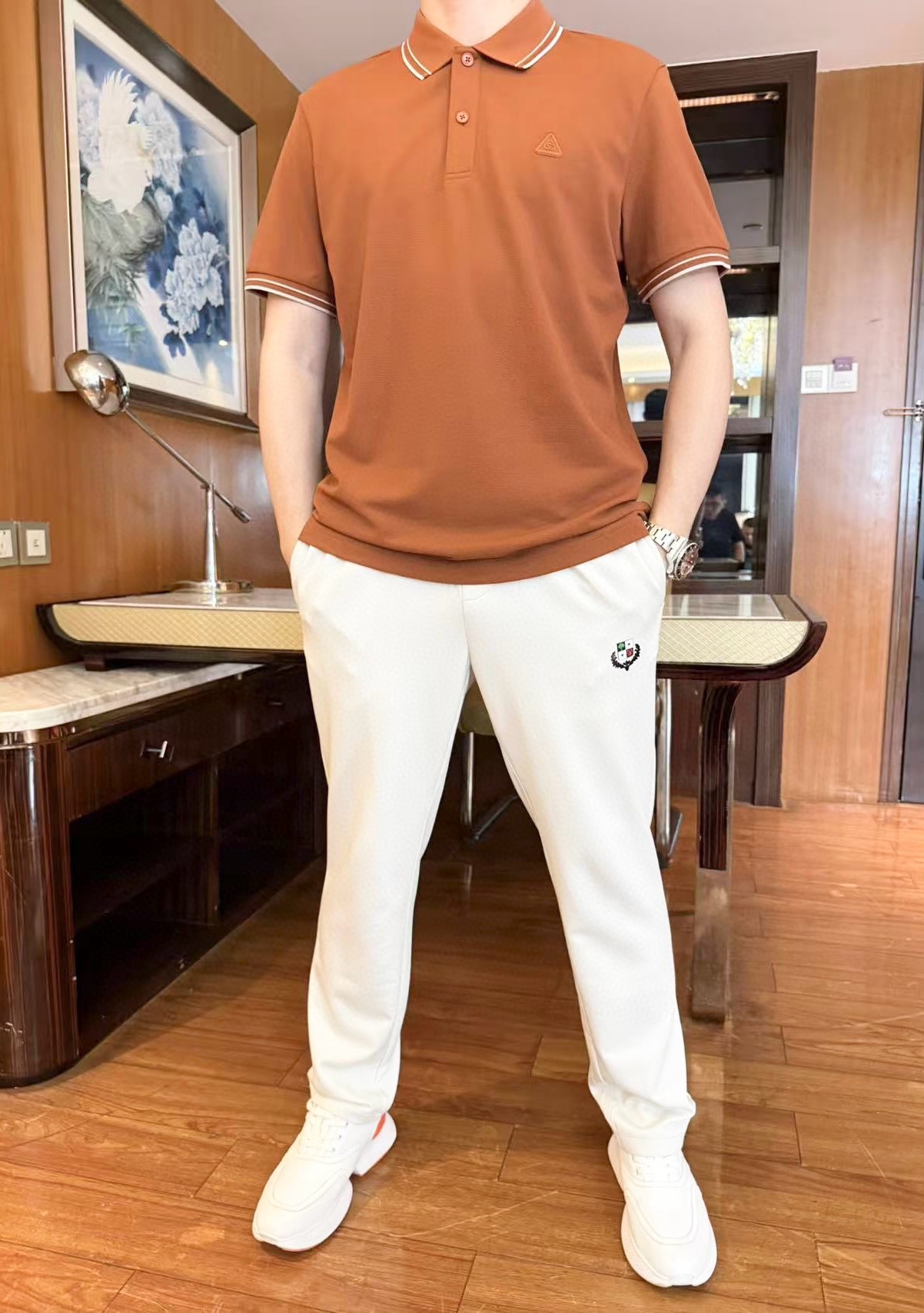 NO:480240,Prada-2025 counter latest hot-selling Polo, London counter hot-selling items!  Selected Italian imported bead flooring fabrics with the latest designs, the brand triangle mark on the chest highlights the taste, business and casual quality. Size: 48-56 (model 173/130 wears 48 sizes, with Hong Kong Lane Crawford gift box packaging), prada, alexander wang19860909普拉达-2025专柜最新爆款Polo出货 伦敦专柜热销单品！精选意大利进口珠地棉面料搭配最新的设计,胸口的品牌三角标彰显品味 商务休闲精品.尺码:48-56（模特173/130穿48码,配香港连卡佛礼盒包装）,,prada,alexander wang,Men's clothing