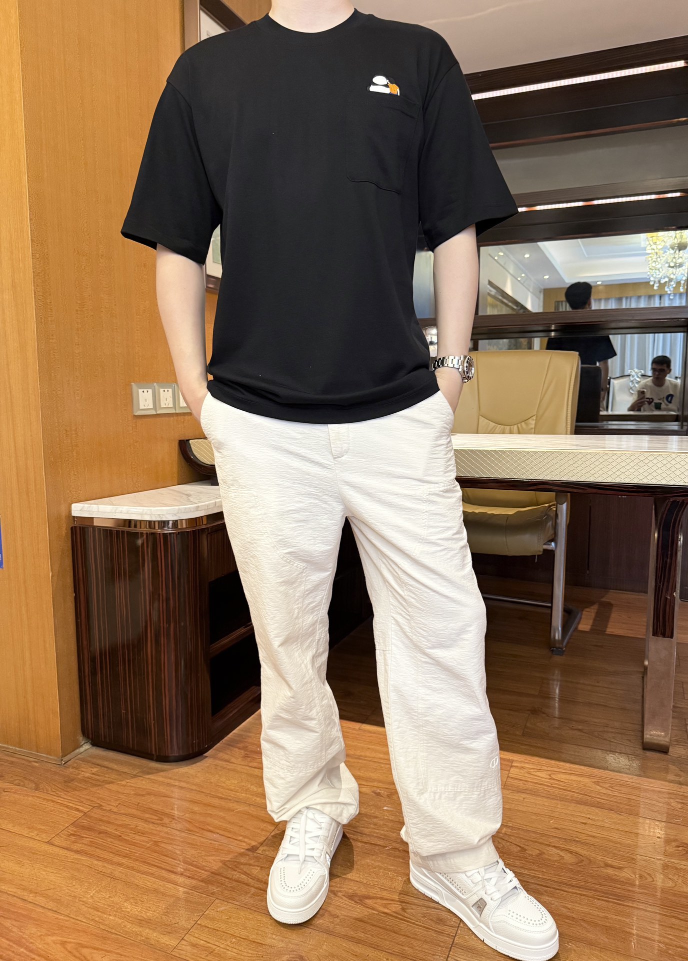 NO:480254,Luo Yiwei - the latest hot T-shirt shipment in 2025, hot-selling items in Europe and the United States!  Selected Italian imported fine cotton fabrics with the latest designs, the unique brand embroidery on the chest highlights the fashion, and the upper body effect can be seen. Number of codes 48-56 (model 180/wear 48, with Hong Kong Lane Crawford gift box packaging), loewe,tees, t-shirt, alexander wang19860909罗意威-2025最新爆款T恤出货 欧美热销单品！精选意大利进口精棉面料搭配最新的设计,胸前的独特品牌刺绣彰显时尚 上身效果看得见.码数48-56（模特180/穿48,配香港连卡佛礼盒包装）,,loewe,tees，t-shirt,alexander wang,Men's clothing