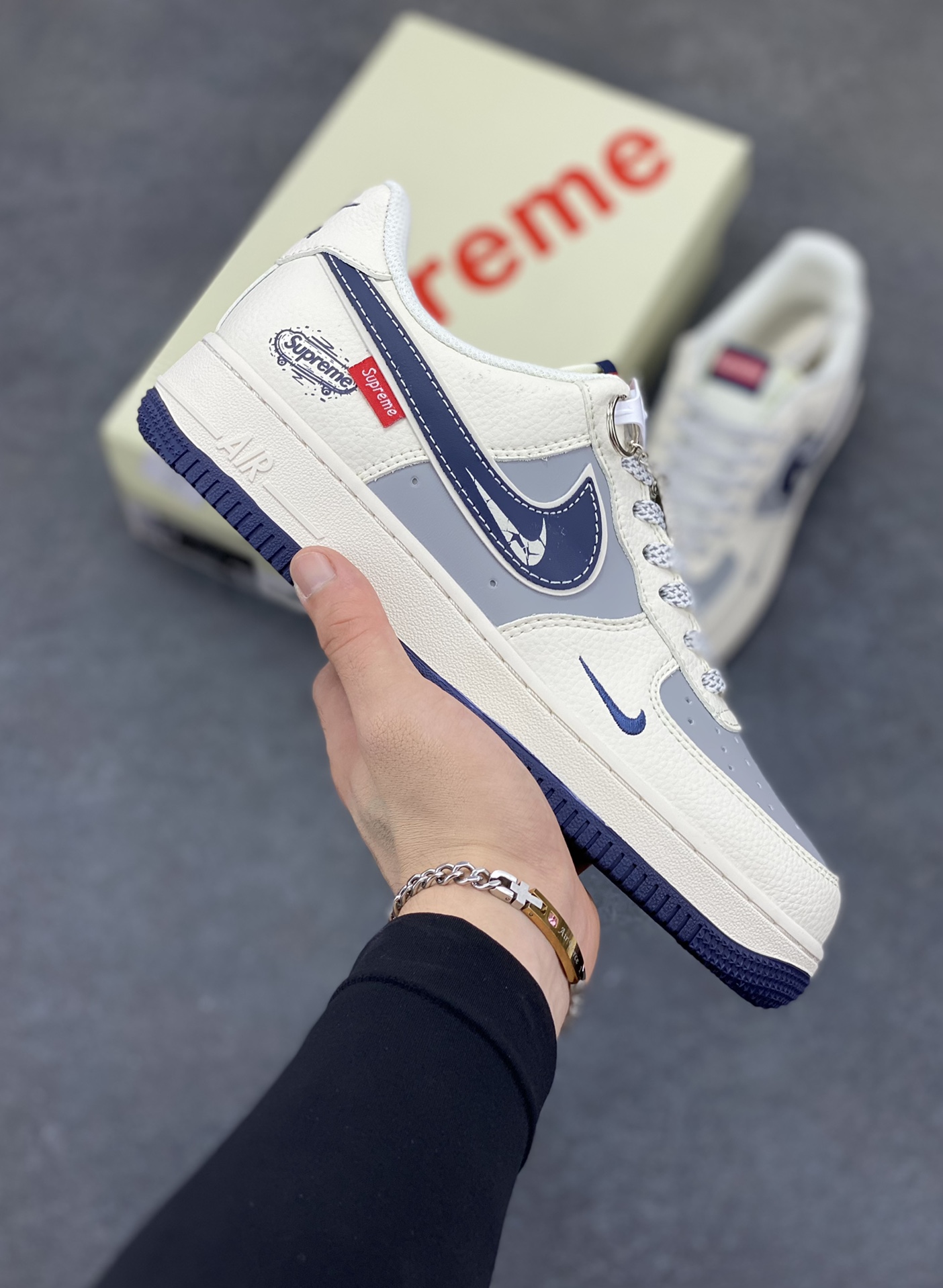 NIke Air Force 1 \’07 Low “Supreme联名——夜幕蓝滑板鞋”空军一号 低帮 运动鞋 休闲鞋 折边针车 工艺难度大 原楦头原纸板 原装鞋盒 定制五金配件 内置全掌气垫 原厂鞋底 货号:SM6668-112 尺码:36 36.5 37.5 38 38.5 39 40 40.5 41 42 42.5 43 44 44.5 45-选品中心