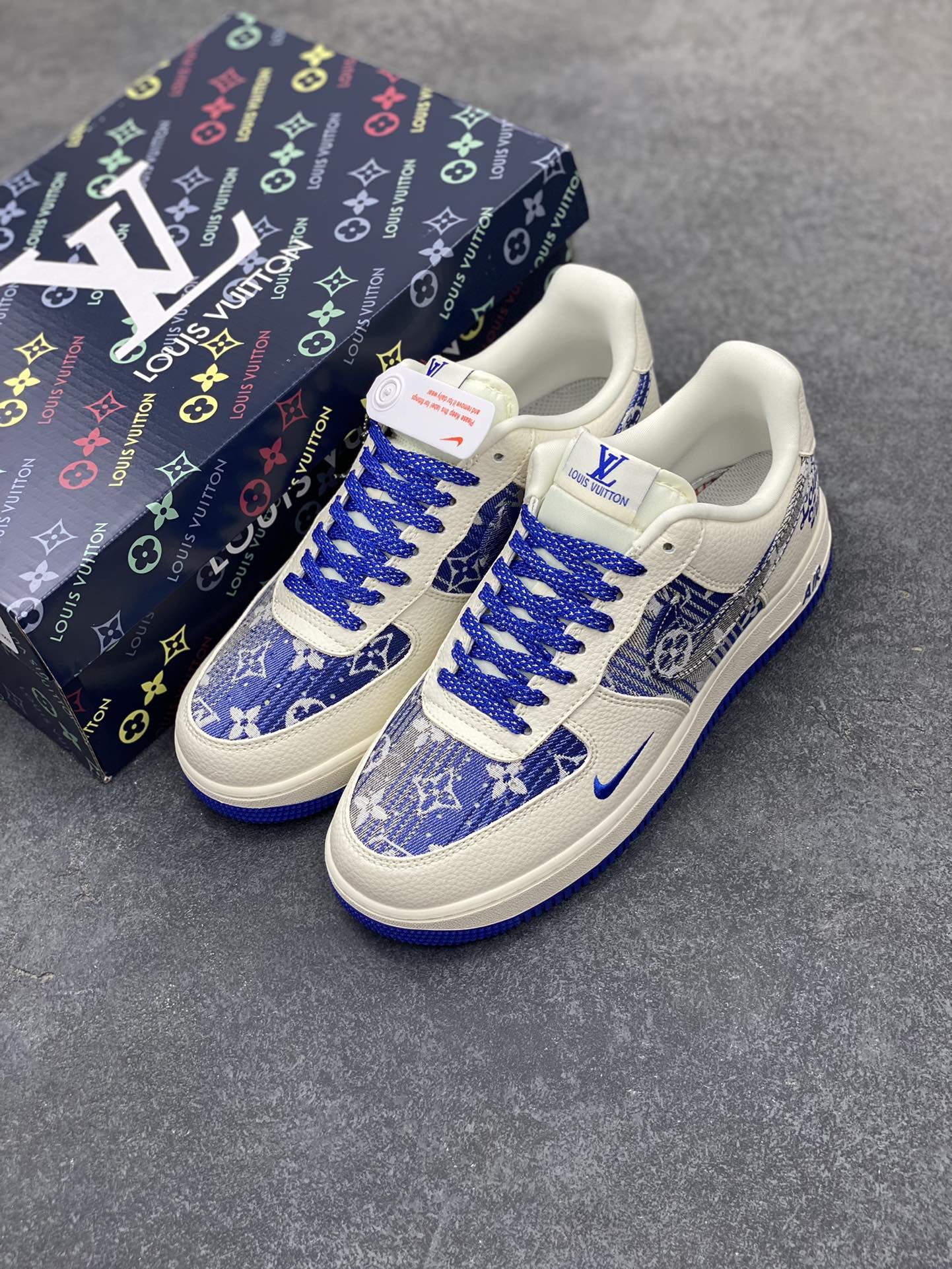 图片[8]-高端定制Nike Air Force 1 \’07 Low 路易威登LV联名— 米白蓝牛仔印花，经典 AF1 鞋型，融入 LV 标志性元素，老花图案与品牌字母交织，潮流与质感拉满 低帮休闲板鞋 定制鞋盒 大厂纯原品质出货 超高清洁度 皮料切割干净无任何毛边 细节完美 货号：DK0798-003 尺码：36 36.5 37.5 38 38.5 39 40 40.5 41 42 42.5 43 44 44.5 45-选品中心