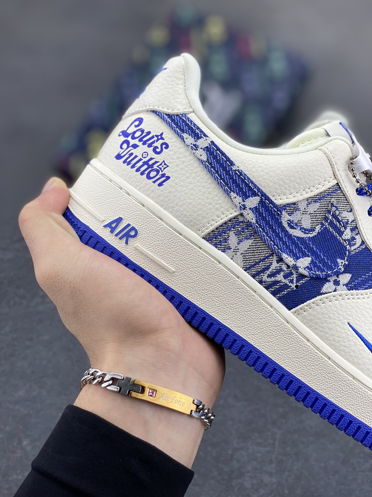 图片[6]-高端定制Nike Air Force 1 \’07 Low 路易威登LV联名— 米白蓝牛仔印花，经典 AF1 鞋型，融入 LV 标志性元素，老花图案与品牌字母交织，潮流与质感拉满 低帮休闲板鞋 定制鞋盒 大厂纯原品质出货 超高清洁度 皮料切割干净无任何毛边 细节完美 货号：DK0798-003 尺码：36 36.5 37.5 38 38.5 39 40 40.5 41 42 42.5 43 44 44.5 45-选品中心