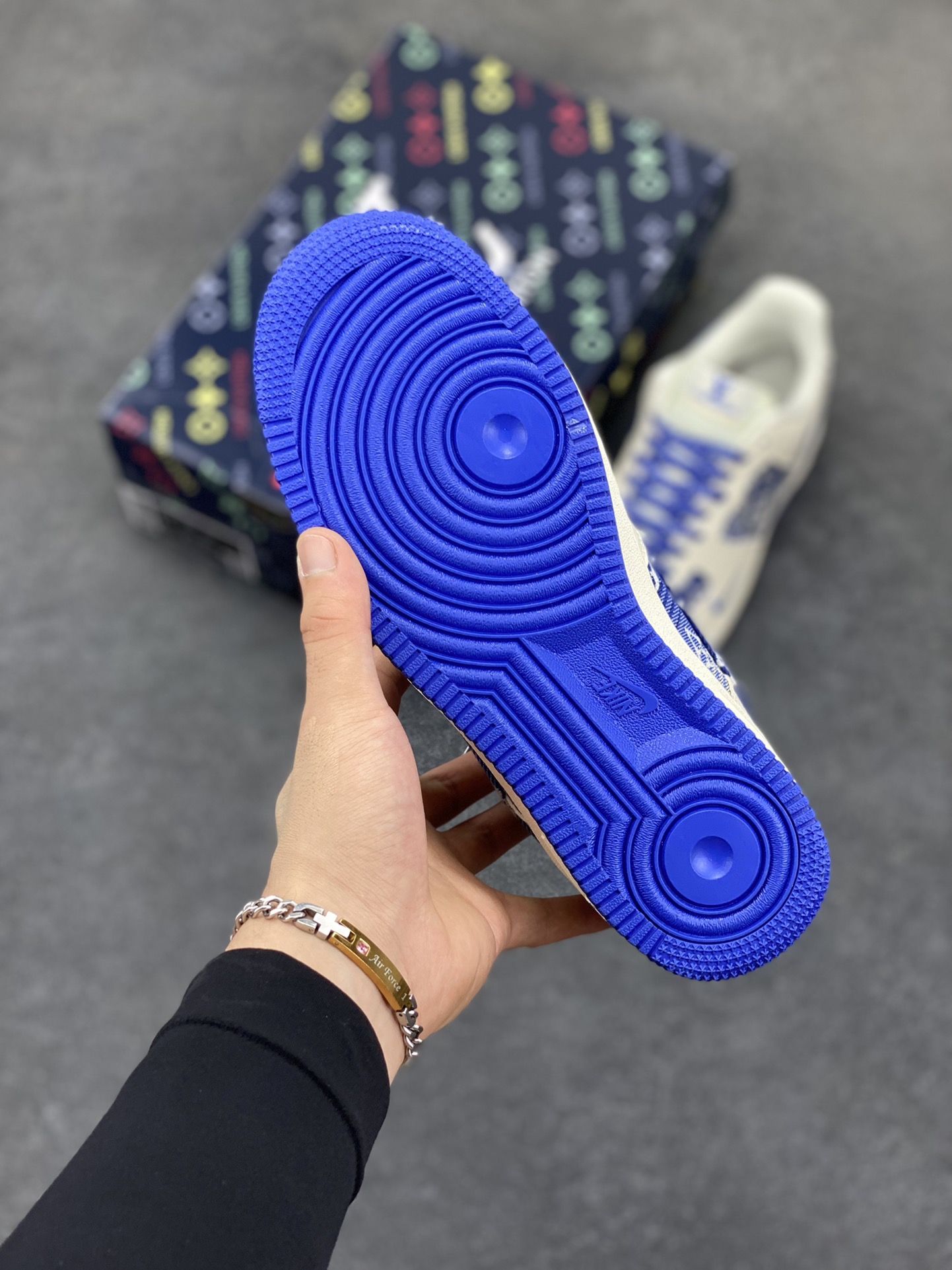 图片[5]-高端定制Nike Air Force 1 \’07 Low 路易威登LV联名— 米白蓝牛仔印花，经典 AF1 鞋型，融入 LV 标志性元素，老花图案与品牌字母交织，潮流与质感拉满 低帮休闲板鞋 定制鞋盒 大厂纯原品质出货 超高清洁度 皮料切割干净无任何毛边 细节完美 货号：DK0798-003 尺码：36 36.5 37.5 38 38.5 39 40 40.5 41 42 42.5 43 44 44.5 45-选品中心