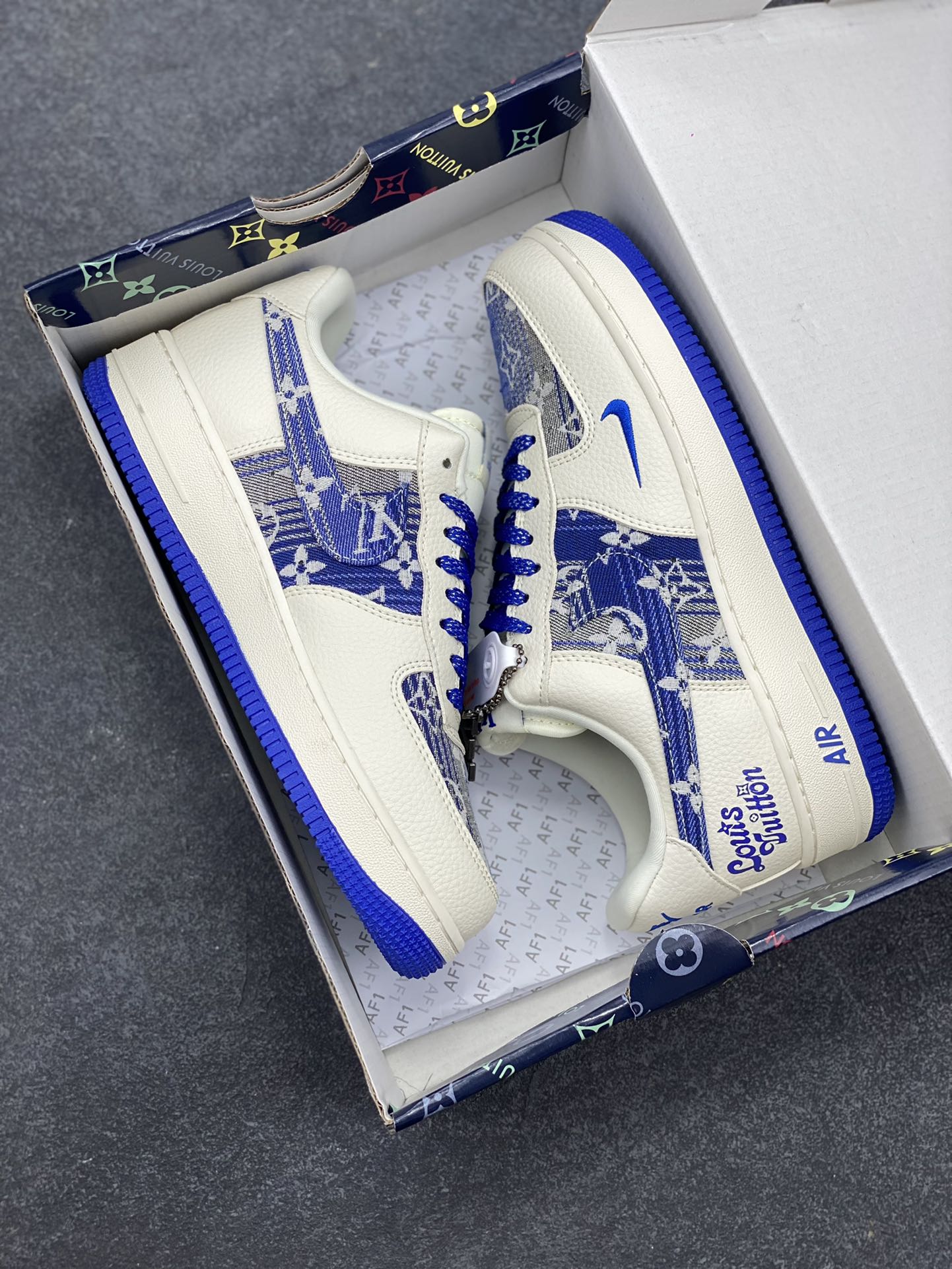 图片[9]-高端定制Nike Air Force 1 \’07 Low 路易威登LV联名— 米白蓝牛仔印花，经典 AF1 鞋型，融入 LV 标志性元素，老花图案与品牌字母交织，潮流与质感拉满 低帮休闲板鞋 定制鞋盒 大厂纯原品质出货 超高清洁度 皮料切割干净无任何毛边 细节完美 货号：DK0798-003 尺码：36 36.5 37.5 38 38.5 39 40 40.5 41 42 42.5 43 44 44.5 45-选品中心
