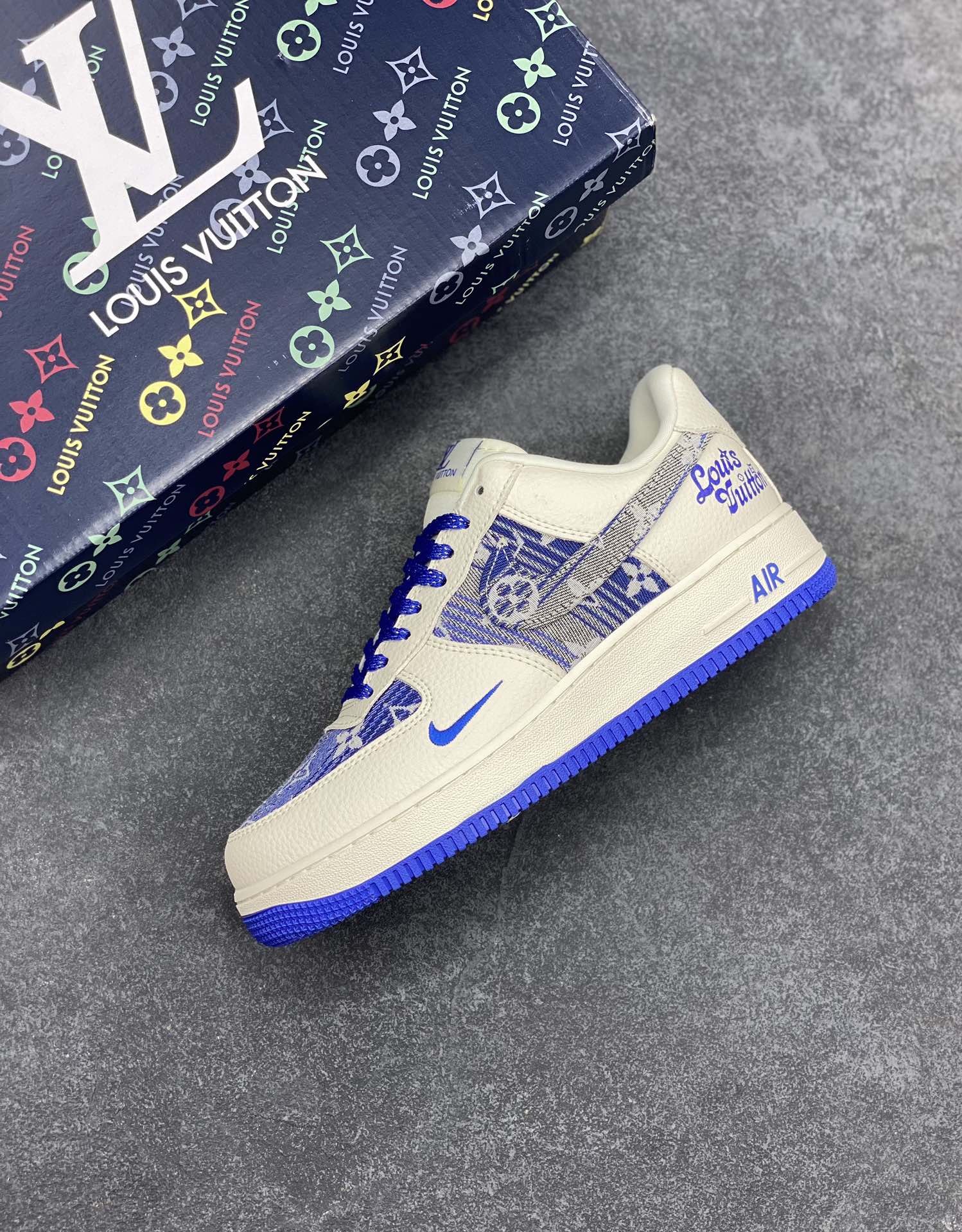图片[7]-高端定制Nike Air Force 1 \’07 Low 路易威登LV联名— 米白蓝牛仔印花，经典 AF1 鞋型，融入 LV 标志性元素，老花图案与品牌字母交织，潮流与质感拉满 低帮休闲板鞋 定制鞋盒 大厂纯原品质出货 超高清洁度 皮料切割干净无任何毛边 细节完美 货号：DK0798-003 尺码：36 36.5 37.5 38 38.5 39 40 40.5 41 42 42.5 43 44 44.5 45-选品中心