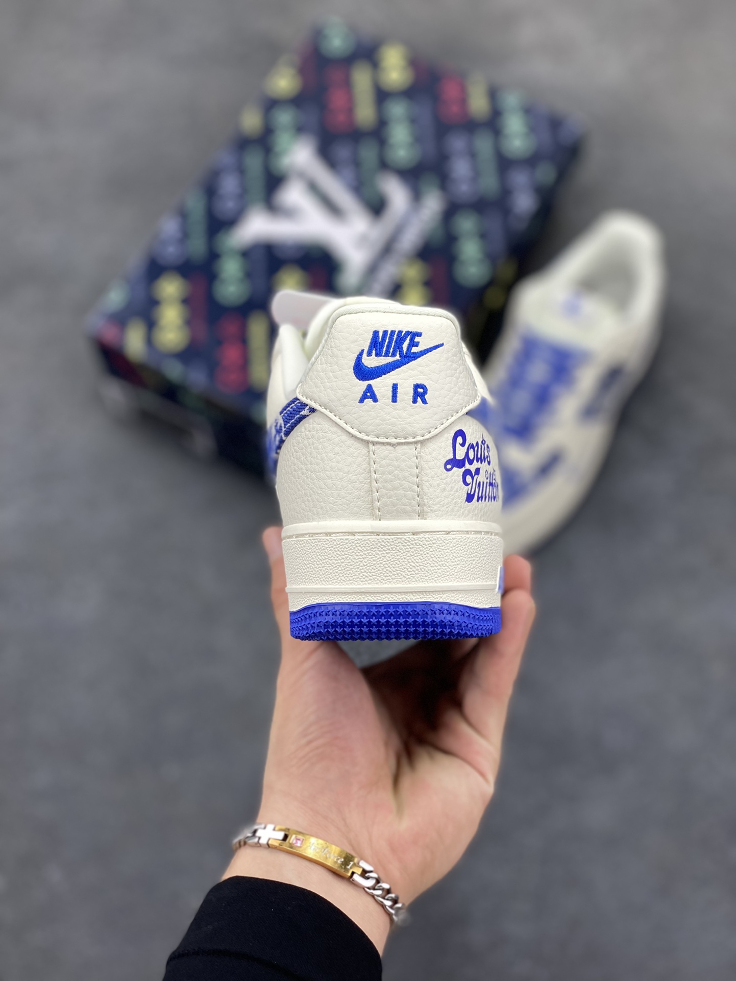 图片[4]-高端定制Nike Air Force 1 \’07 Low 路易威登LV联名— 米白蓝牛仔印花，经典 AF1 鞋型，融入 LV 标志性元素，老花图案与品牌字母交织，潮流与质感拉满 低帮休闲板鞋 定制鞋盒 大厂纯原品质出货 超高清洁度 皮料切割干净无任何毛边 细节完美 货号：DK0798-003 尺码：36 36.5 37.5 38 38.5 39 40 40.5 41 42 42.5 43 44 44.5 45-选品中心