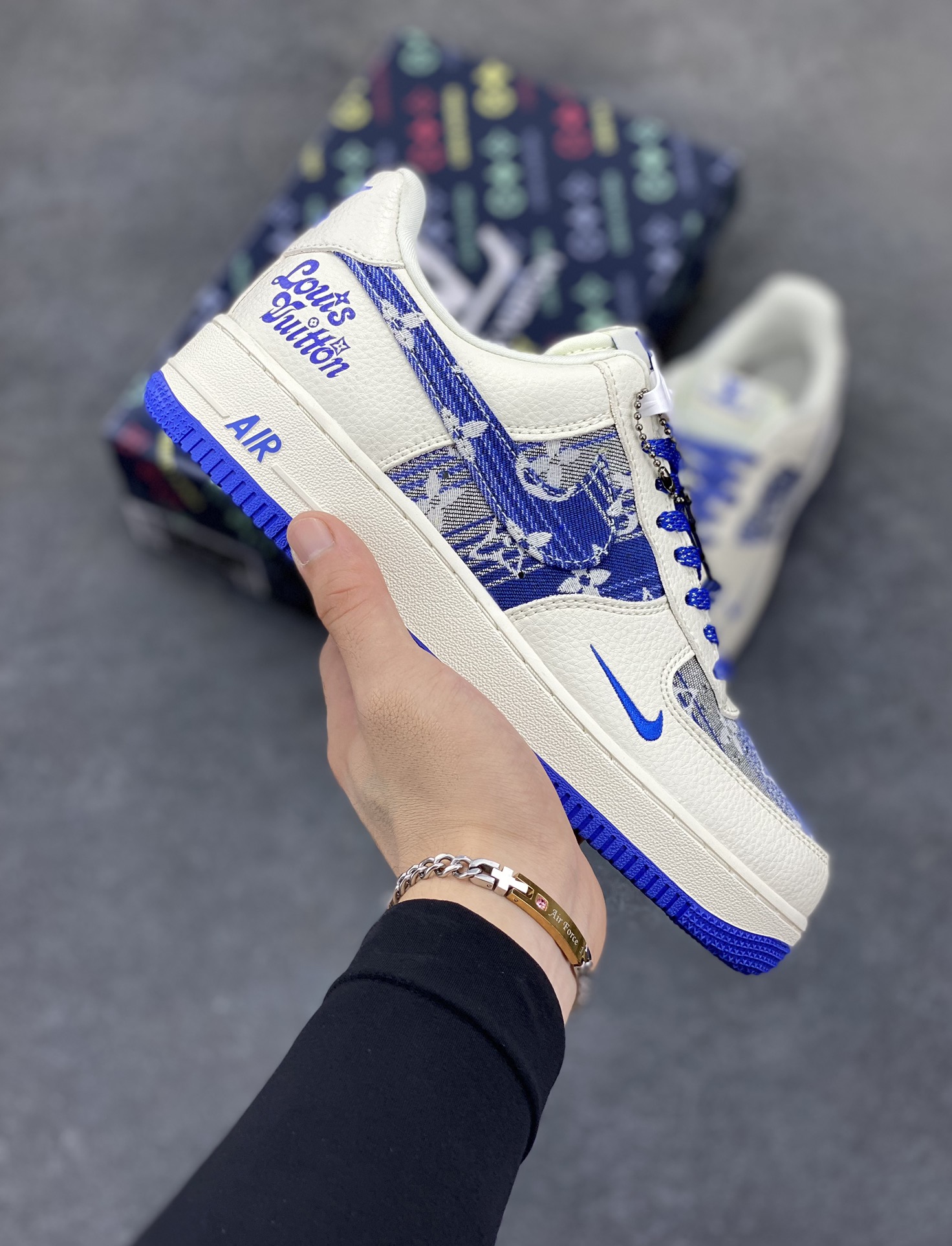 高端定制Nike Air Force 1 \'07 Low 路易威登LV联名--- 米白蓝牛仔印花，经典 AF1 鞋型，融入 LV 标志性元素，老花图案与品牌字母交织，潮流与质感拉满 低帮休闲板鞋 定制鞋盒 大厂纯原品质出货 超高清洁度 皮料切割干净无任何毛边 细节完美 货号：DK0798-003 尺码：36 36.5 37.5 38 38.5 39 40 40.5 41 42 42.5 43 44 44.5 45-选品中心