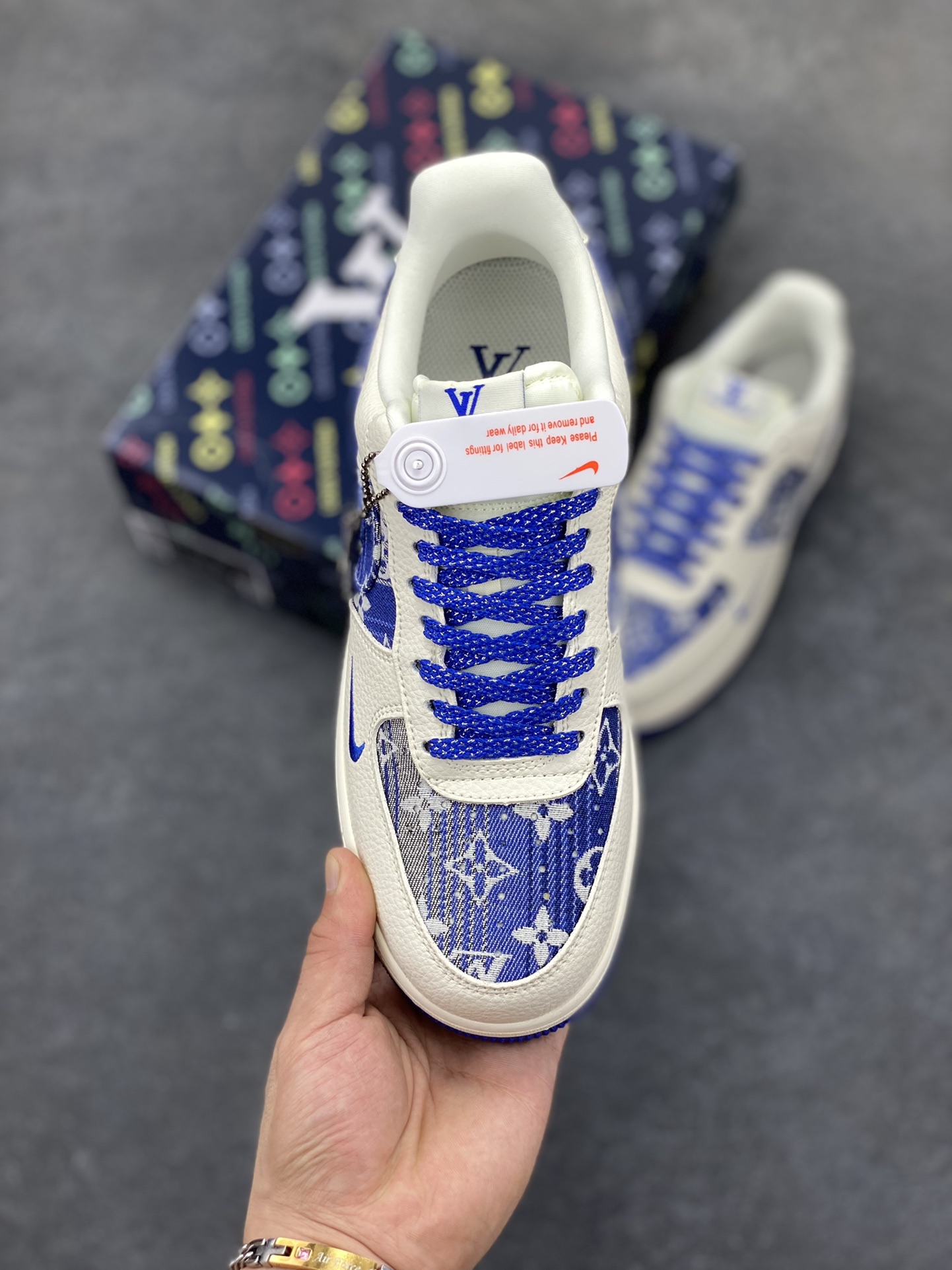 图片[2]-高端定制Nike Air Force 1 \’07 Low 路易威登LV联名— 米白蓝牛仔印花，经典 AF1 鞋型，融入 LV 标志性元素，老花图案与品牌字母交织，潮流与质感拉满 低帮休闲板鞋 定制鞋盒 大厂纯原品质出货 超高清洁度 皮料切割干净无任何毛边 细节完美 货号：DK0798-003 尺码：36 36.5 37.5 38 38.5 39 40 40.5 41 42 42.5 43 44 44.5 45-选品中心
