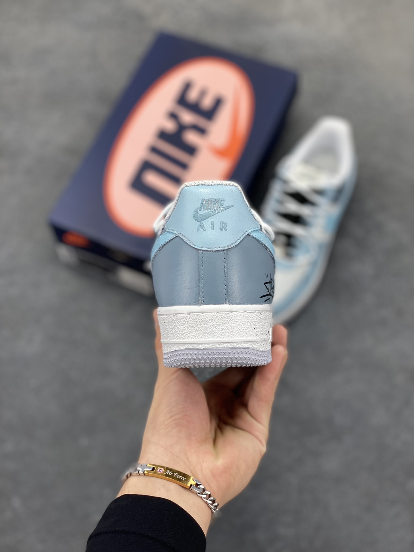 图片[4]-手绘涂鸦“星芒轨迹”“Starry Sky Trajectory”空军一号定制板鞋 整双鞋以简洁的浅灰色与纯净的白色作为主色调，营造出一种清冷而又神秘的氛围，恰似夜空的底色。鞋面上那些看似随意却又精心绘制的涂鸦线条，犹如星芒在夜空中划过留下的轨迹。每一道线条、每一抹笔触，都仿佛带着神秘的力量，引领着人们去探寻未知的潮流宇宙 货号：CW1888-006 尺码：36 36.5 37.5 38 38.5 39 40 40.5 41 42 42.5 43 44 44.5 45-选品中心