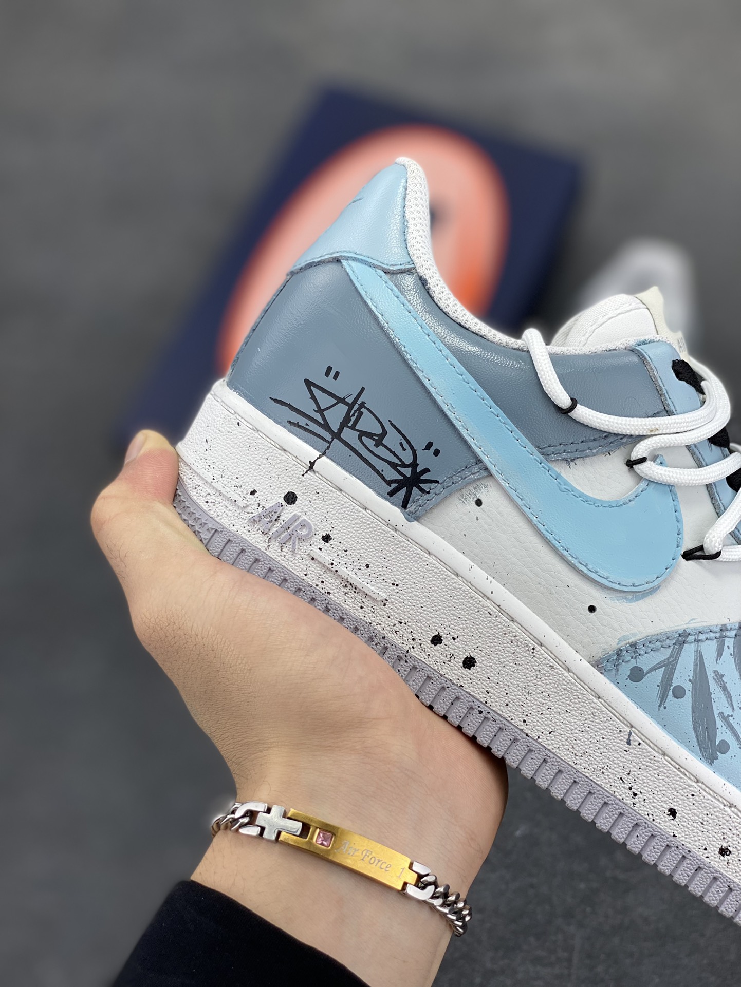 图片[6]-手绘涂鸦“星芒轨迹”“Starry Sky Trajectory”空军一号定制板鞋 整双鞋以简洁的浅灰色与纯净的白色作为主色调，营造出一种清冷而又神秘的氛围，恰似夜空的底色。鞋面上那些看似随意却又精心绘制的涂鸦线条，犹如星芒在夜空中划过留下的轨迹。每一道线条、每一抹笔触，都仿佛带着神秘的力量，引领着人们去探寻未知的潮流宇宙 货号：CW1888-006 尺码：36 36.5 37.5 38 38.5 39 40 40.5 41 42 42.5 43 44 44.5 45-选品中心